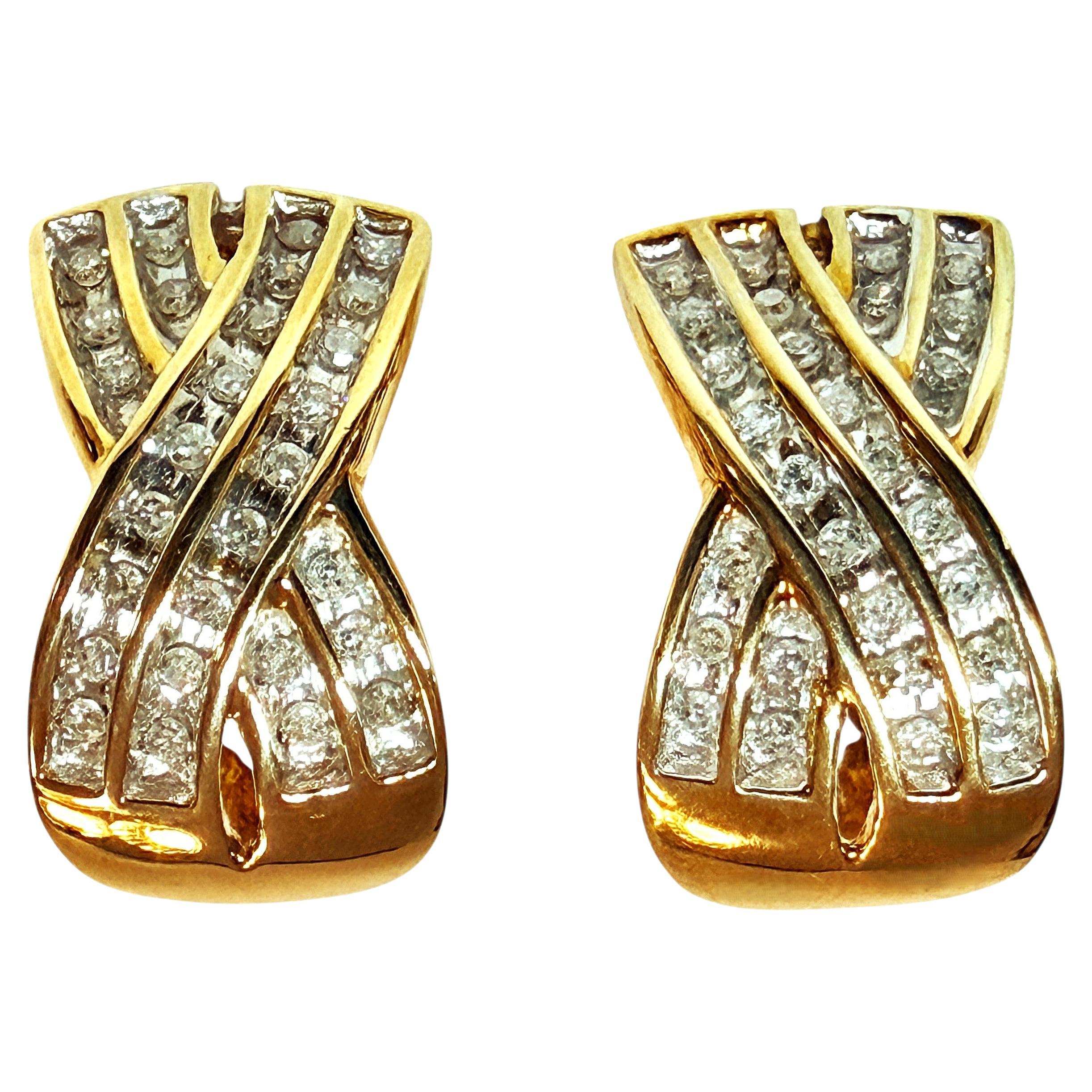 ZEI Boucles d
oreilles en or jaune et blanc 10k avec 1.68 carat de diamant Omega Back en vente