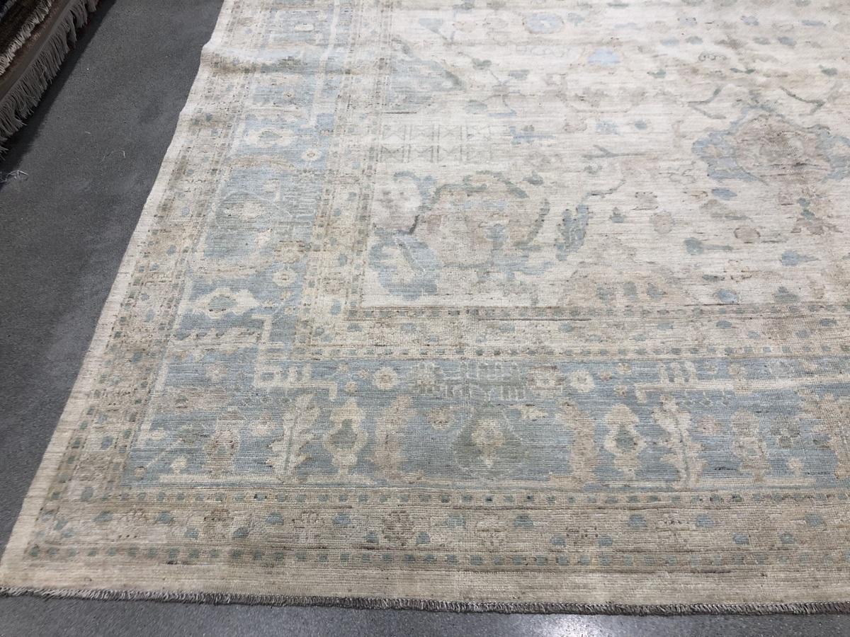 Dieses beigefarbene und blaugraue Zeigler-Muster ist eine traditionelle Variante eines Teppichs, der seit Jahrhunderten verwendet wird. Eine Kombination aus kleinen und mittleren Formen, die überall zu finden sind, macht es interessant und
