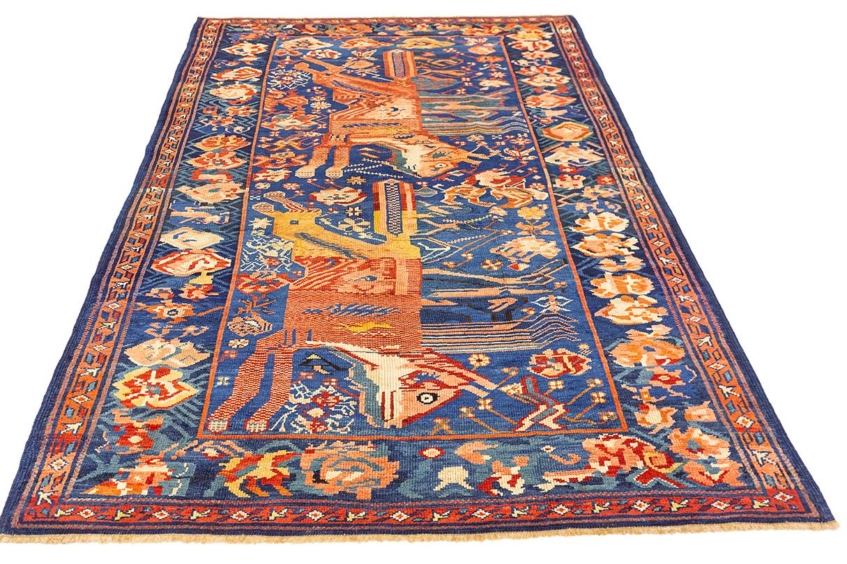 Dieser antike Zeikhur-Teppich, der um 1880 im Kaukasus handgeknüpft wurde, ist ein eindrucksvolles Zeugnis traditioneller Handwerkskunst und kulturellen Erbes. Der 186 × 120 cm große Teppich ist vollständig aus feiner Wolle gewebt, sowohl was den