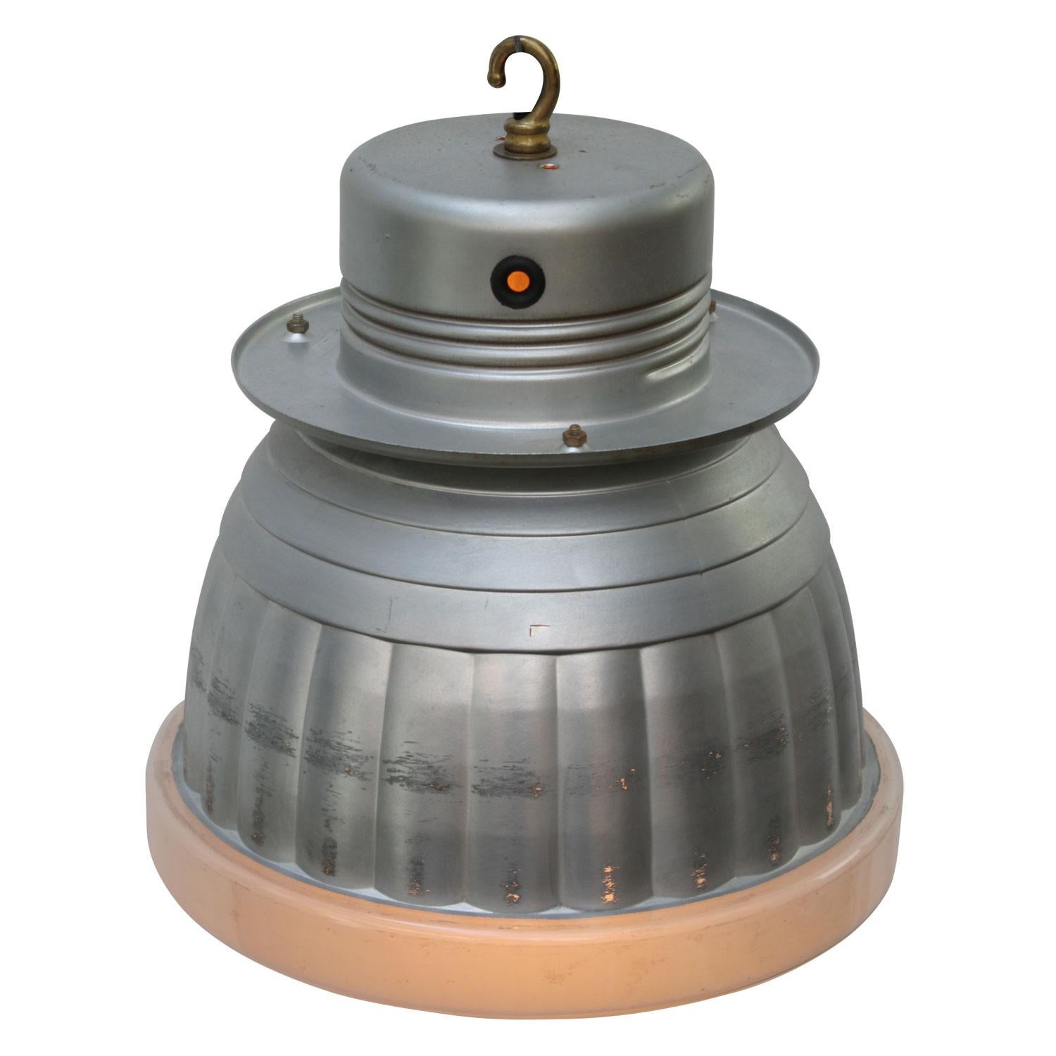 Zeiss Ikon Quecksilberspiegelglas-Anhänger von Adolf Meyer
Metallplatte

Gewicht: 2,60 kg / 5,7 lb

Der Preis gilt für jeden einzelnen Artikel. Alle Lampen sind nach internationalen Normen für Glühbirnen, energieeffiziente und LED-Lampen geeignet.