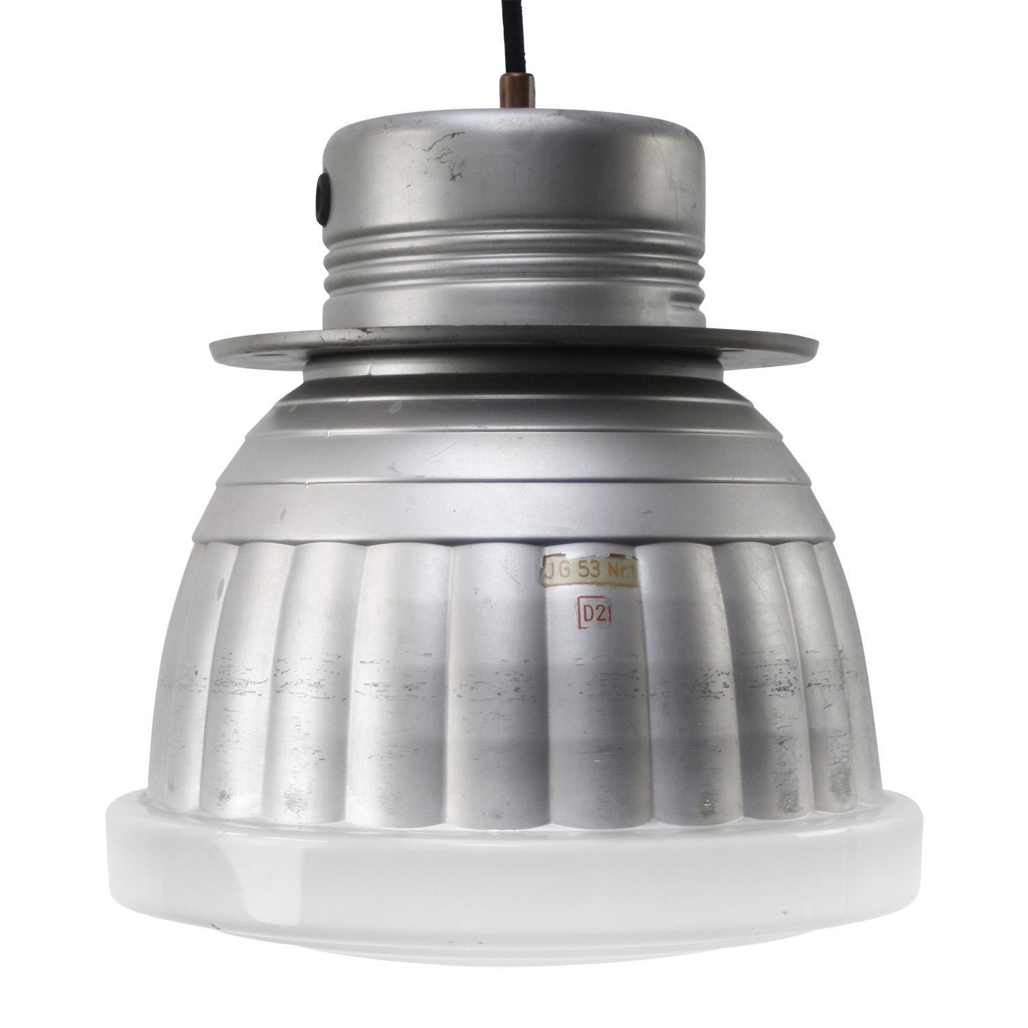Colgante de cristal de espejo de mercurio Zeiss Ikon de Adolf Meyer
Tapa metálica

Peso: 2,60 kg / 5,7 lb

Precio por unidad. Todas las lámparas se han adecuado a las normas internacionales para bombillas incandescentes, de bajo consumo y LED. Los