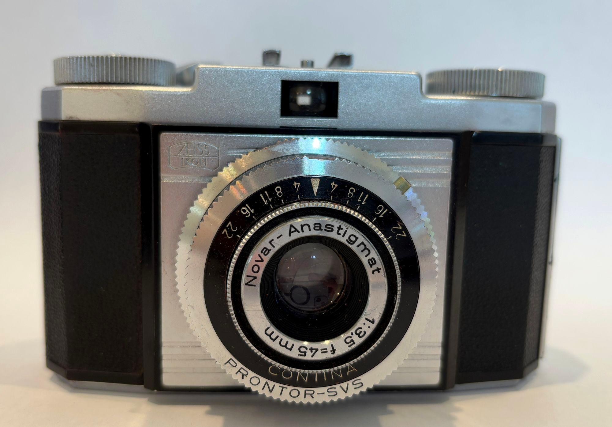 Zeiss Ikon Contina Kamera mit Novar-Anastigmat 45mm F3.5 Prontor SVS.
Zeiss Ikon Contina 35-mm-RF-Kamera mit einem 45-mm-f/3,5-Novar-Anastigmat-Objektiv.
Kosmetisch in gutem Zustand.
Zustand: Auslöser funktioniert.
Das originale Lederetui weist