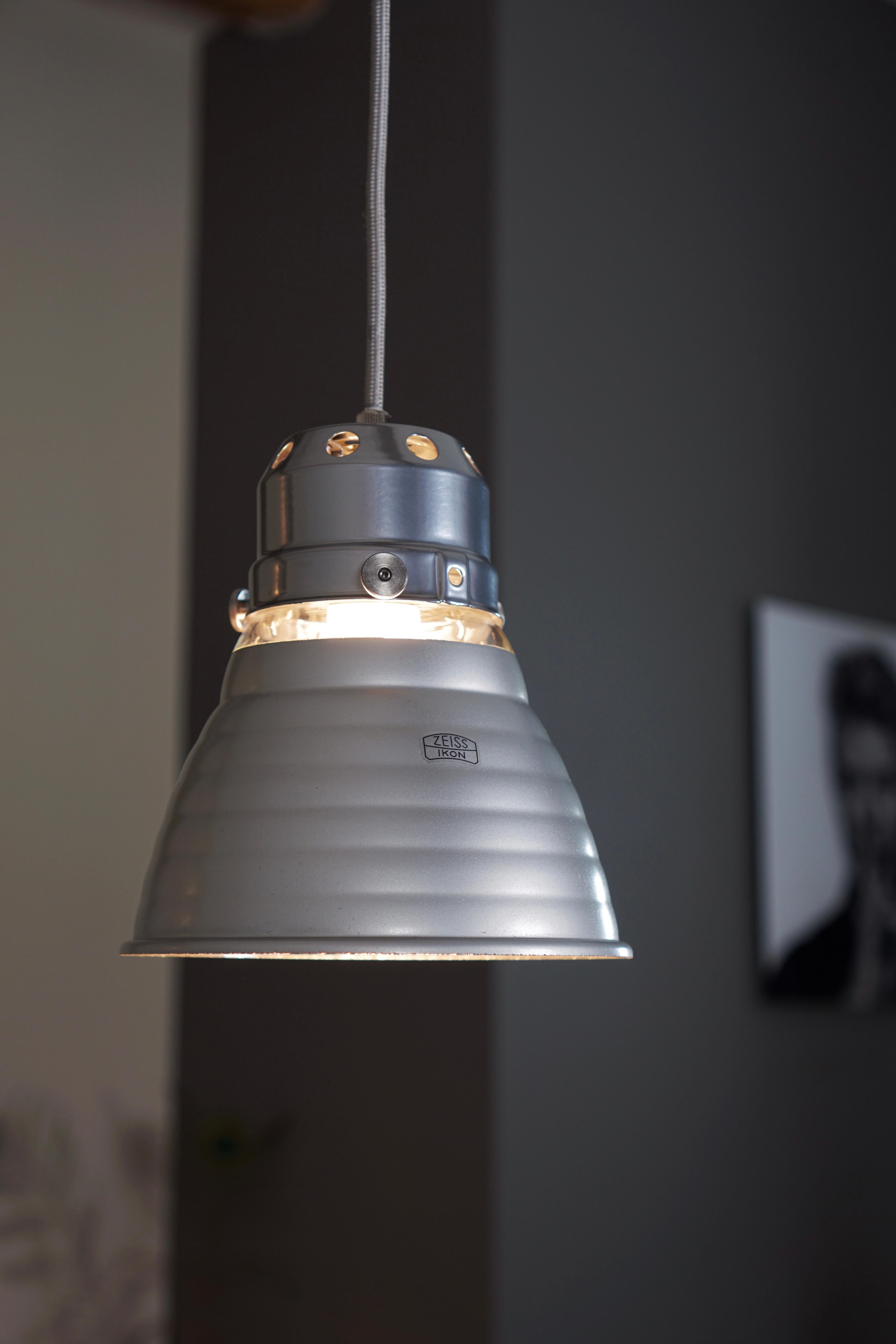 Zeiss Ikon-Lampen neu gestaltet von Lloyd Industrials
Schöne alte Industrieglaslampen von der legendären Marke ZEISS IKON,  entworfen von Adolf Meyer und umgestaltet von Lloyd Industrials. Die Lampen stammen aus dem ehemaligen ENCK-Gebäude in