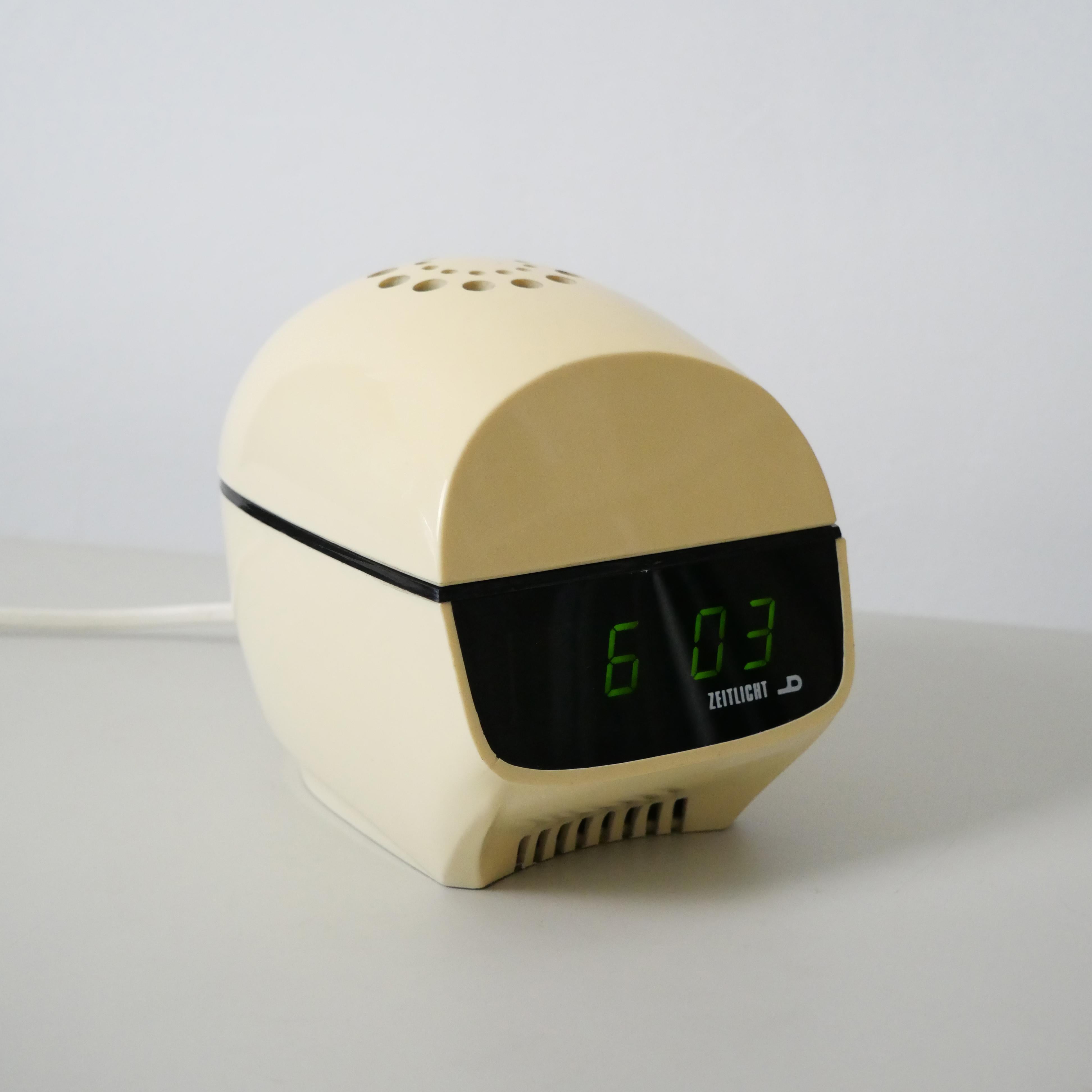 ZEITLICHT model EX-60G, manufactured by Timco (HK) Ltd, c. 1970

Super space-age era adjustable lamp and LED alarm clock, in the style of Joe Colombo, Verner Panton, Ettore Sottsass.

Good original condition, fully functioning.
Dimensions