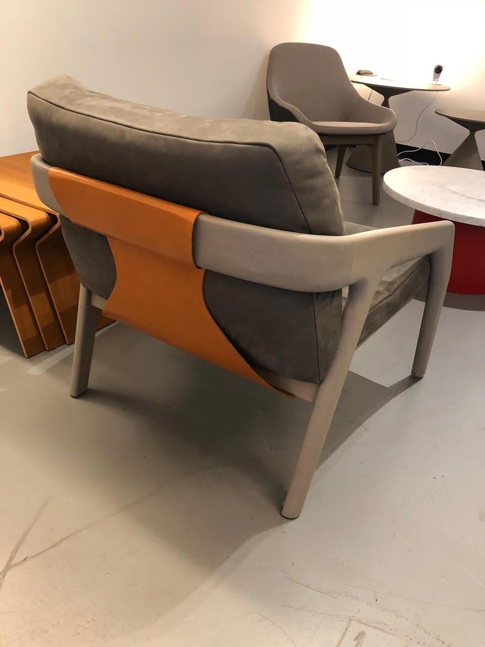 Zeitraum Friday 1 lounge armchair
Frame: Cold grey
Seat/back: Melano 1489 Steingrau
Saddle leather: Natural
Original price: $5724
It is Friday evening and you can make yourself comfortable on the sofa, maybe enjoy a drink. The subtly formed