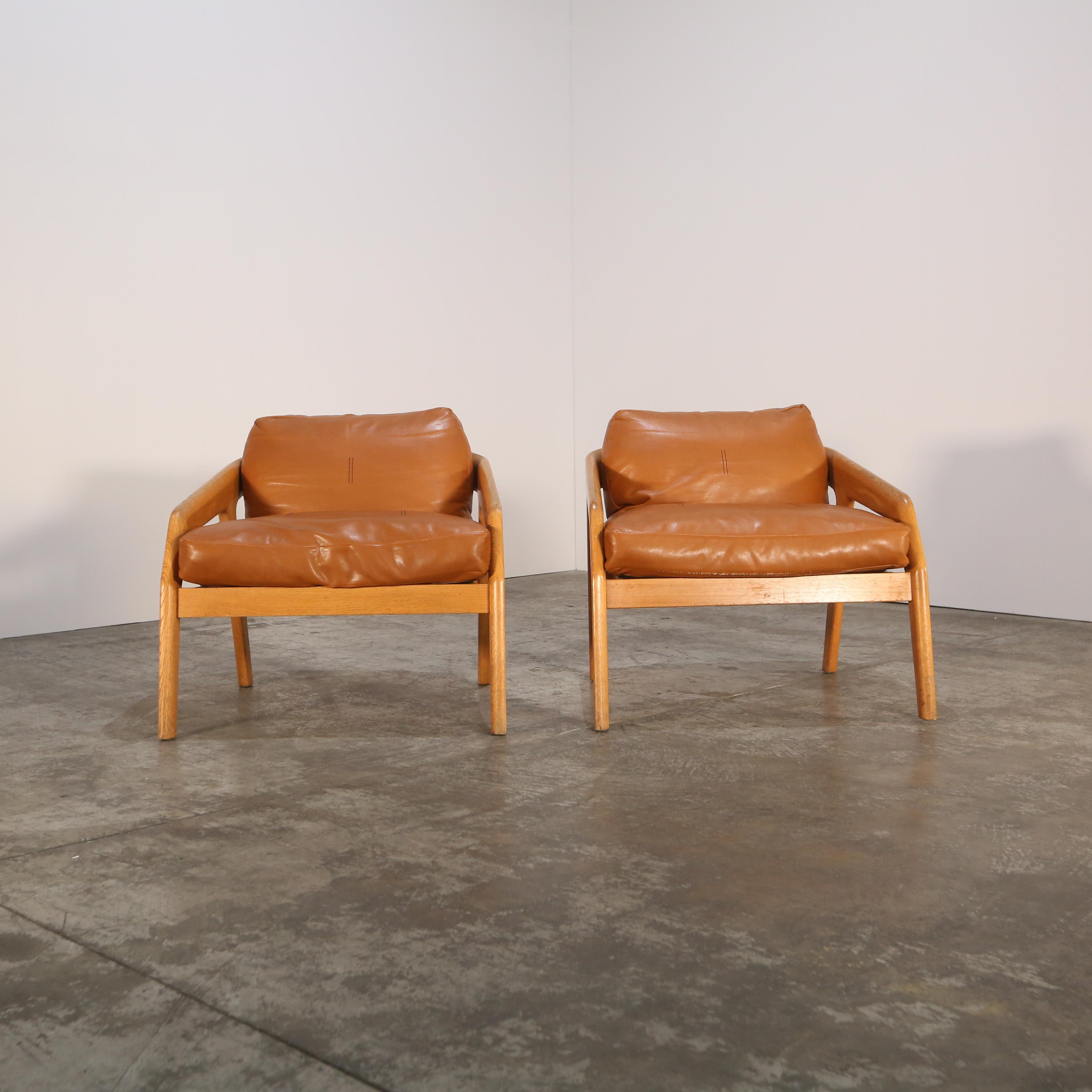 Voici les chaises longues Zeitraum Friday 1, conçues par Formstelle. Ces pièces étonnantes présentent un design épuré et moderne, parfait pour tout espace de vie contemporain. Fabriquées avec des matériaux de haute qualité, les chaises sont dotées