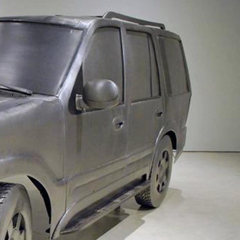 SUV - Figurative Sculpture Grigio di Zeke Moores