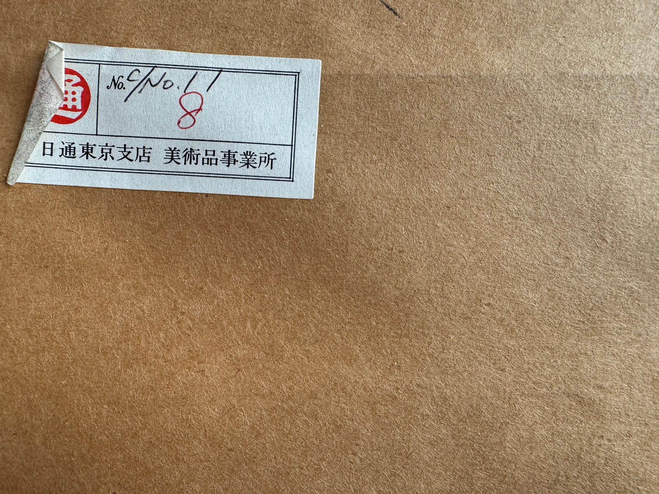 Deux baleines tourbillonnent dans une danse amoureuse au milieu des eaux bleues et jaunes en vente 5