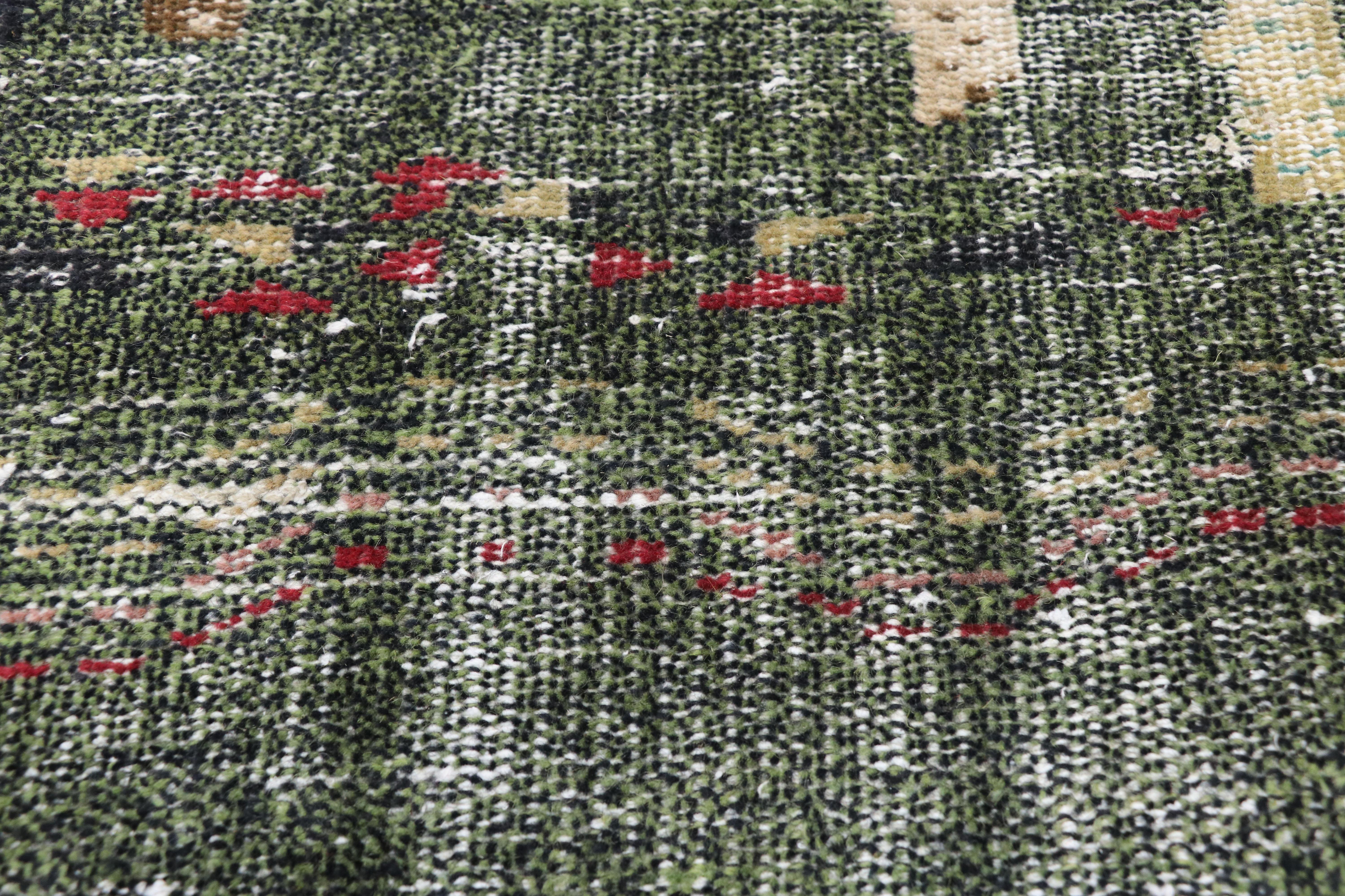 Zeki Muren Distressed Vintage Türkischer Sivas Teppich mit biophilem Prärie-Stil (Handgeknüpft) im Angebot