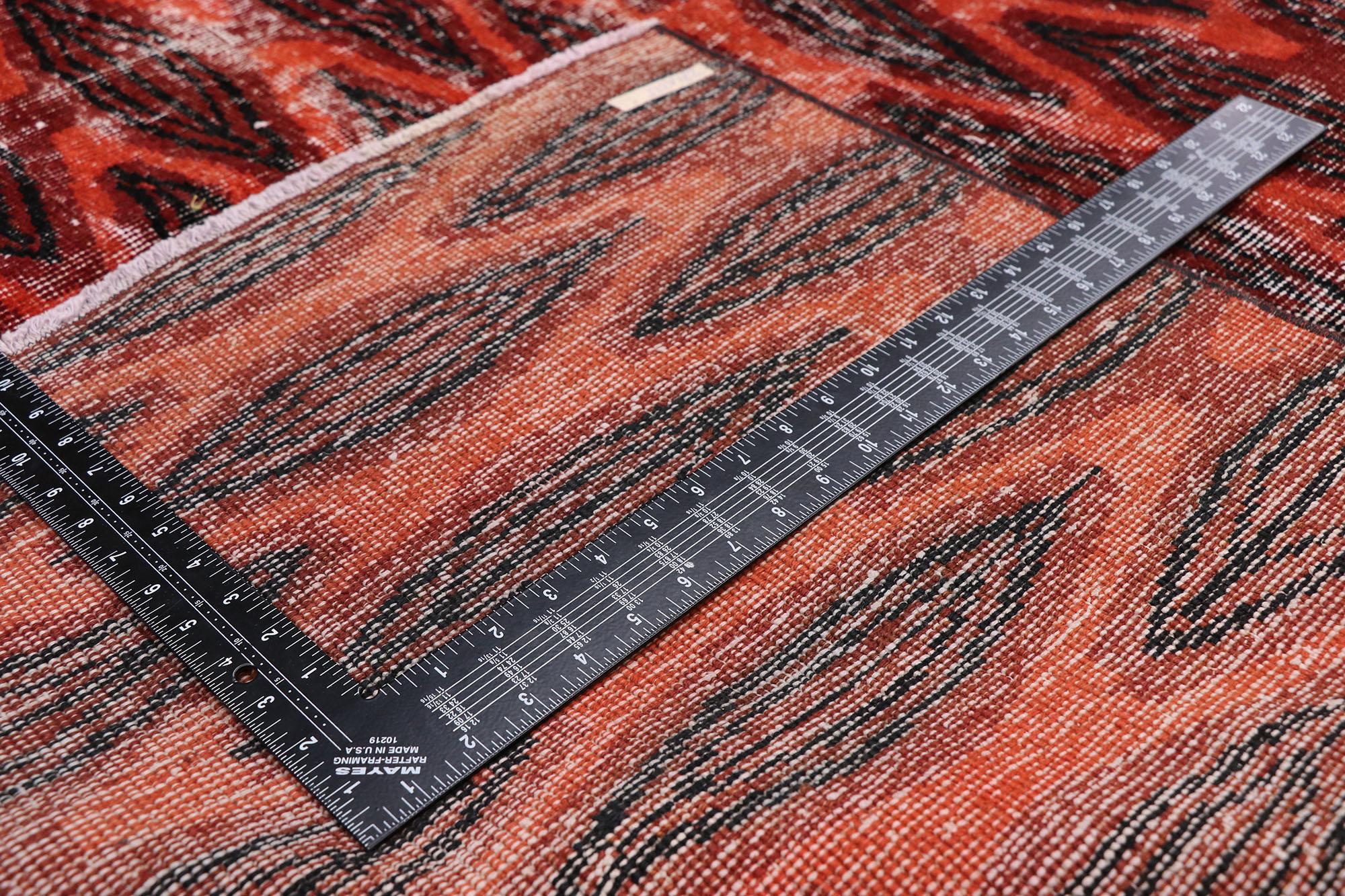 Zeki Muren Distressed Vintage Türkischer Sivas Teppich mit elisabethanischem Art Deco Stil im Zustand „Starke Gebrauchsspuren“ im Angebot in Dallas, TX
