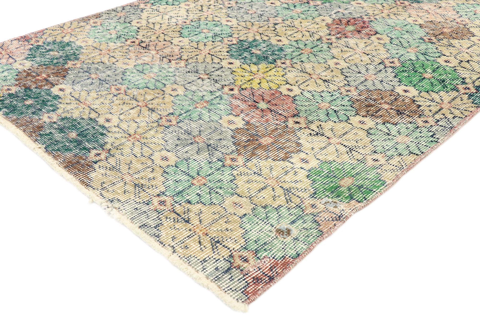 51893, Zeki Muren, tapis vintage turc Sivas en mauvais état, style chintz anglais. Équilibrant un design floral intemporel avec une sensibilité traditionnelle et une patine affectueusement usée par le temps, ce tapis turc vintage Sivas en laine