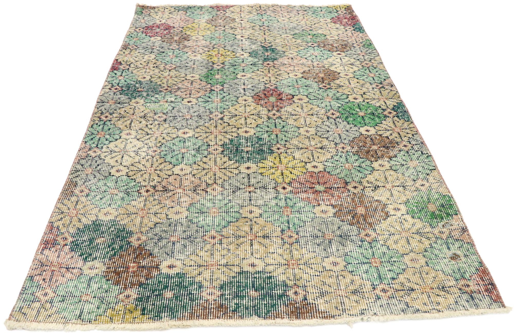 Provincial français Tapis turc Sivas vintage vieilli Zeki Muren avec style Chintz anglais en vente