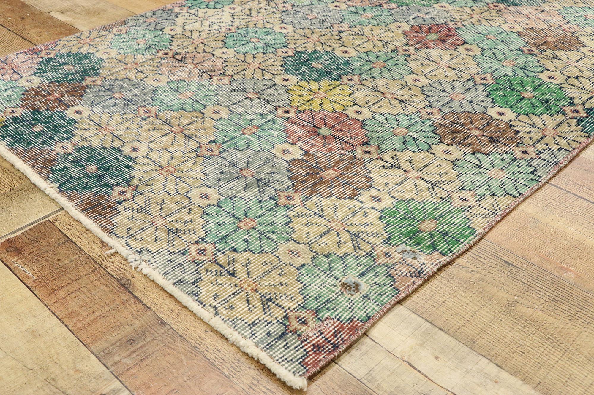 Tapis turc Sivas vintage vieilli Zeki Muren avec style Chintz anglais Abîmé - En vente à Dallas, TX