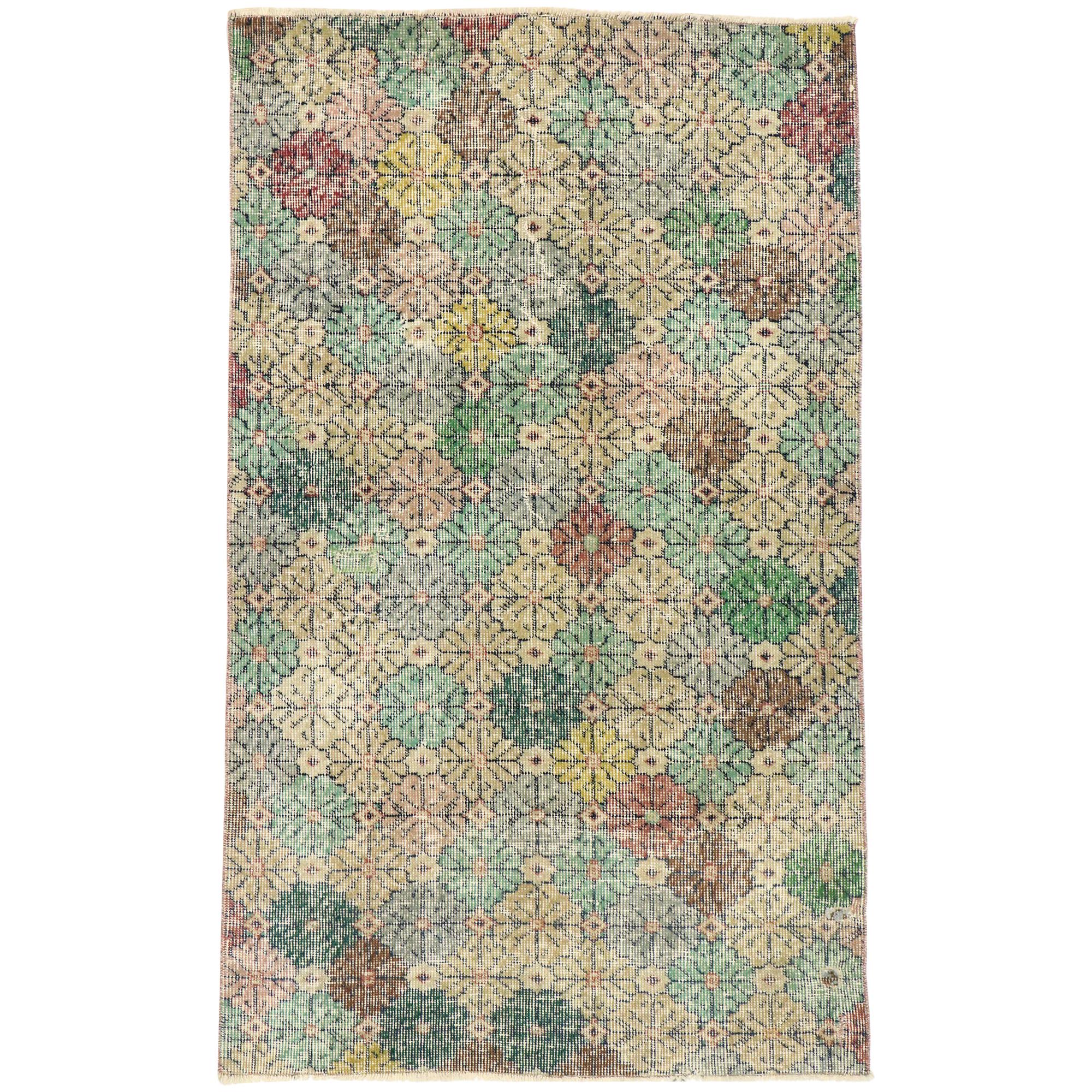 Tapis turc Sivas vintage vieilli Zeki Muren avec style Chintz anglais en vente