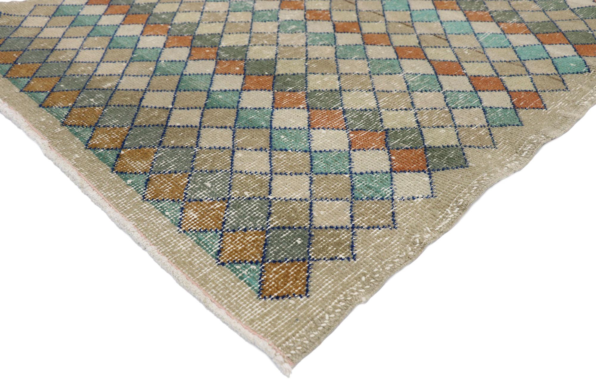 52584 Zeki Muren, türkischer Sivas-Teppich im modernen Industrie- und Art-Déco-Stil. Dieser handgeknüpfte türkische Sivas-Teppich aus Wolle verkörpert einen kühnen Art-Déco-Stil mit einer modernen handwerklichen Note. Er ist warm und einladend,