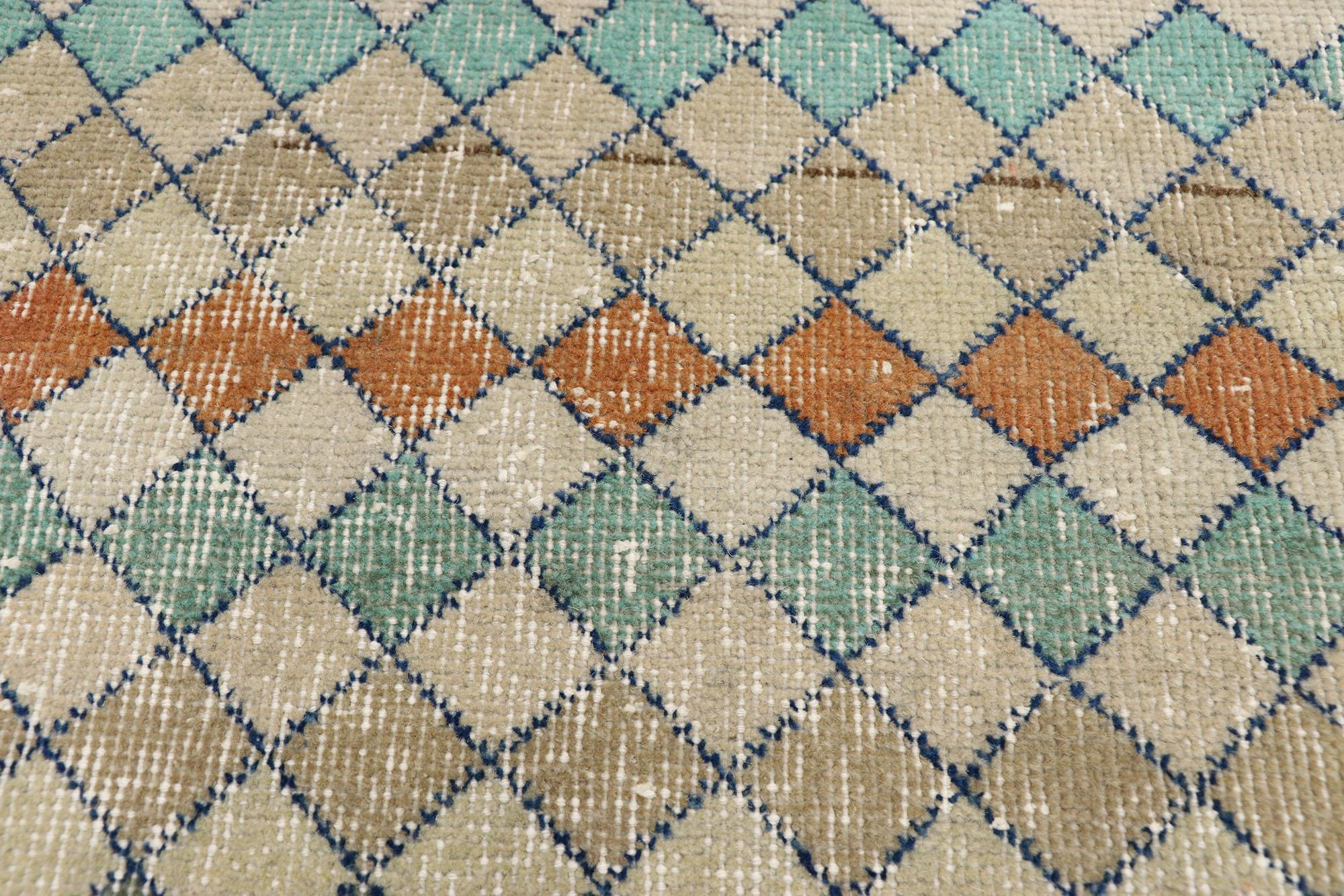 Zeki Muren Distressed Vintage Türkischer Sivas Teppich mit industriellem Art Deco Stil (Handgeknüpft) im Angebot