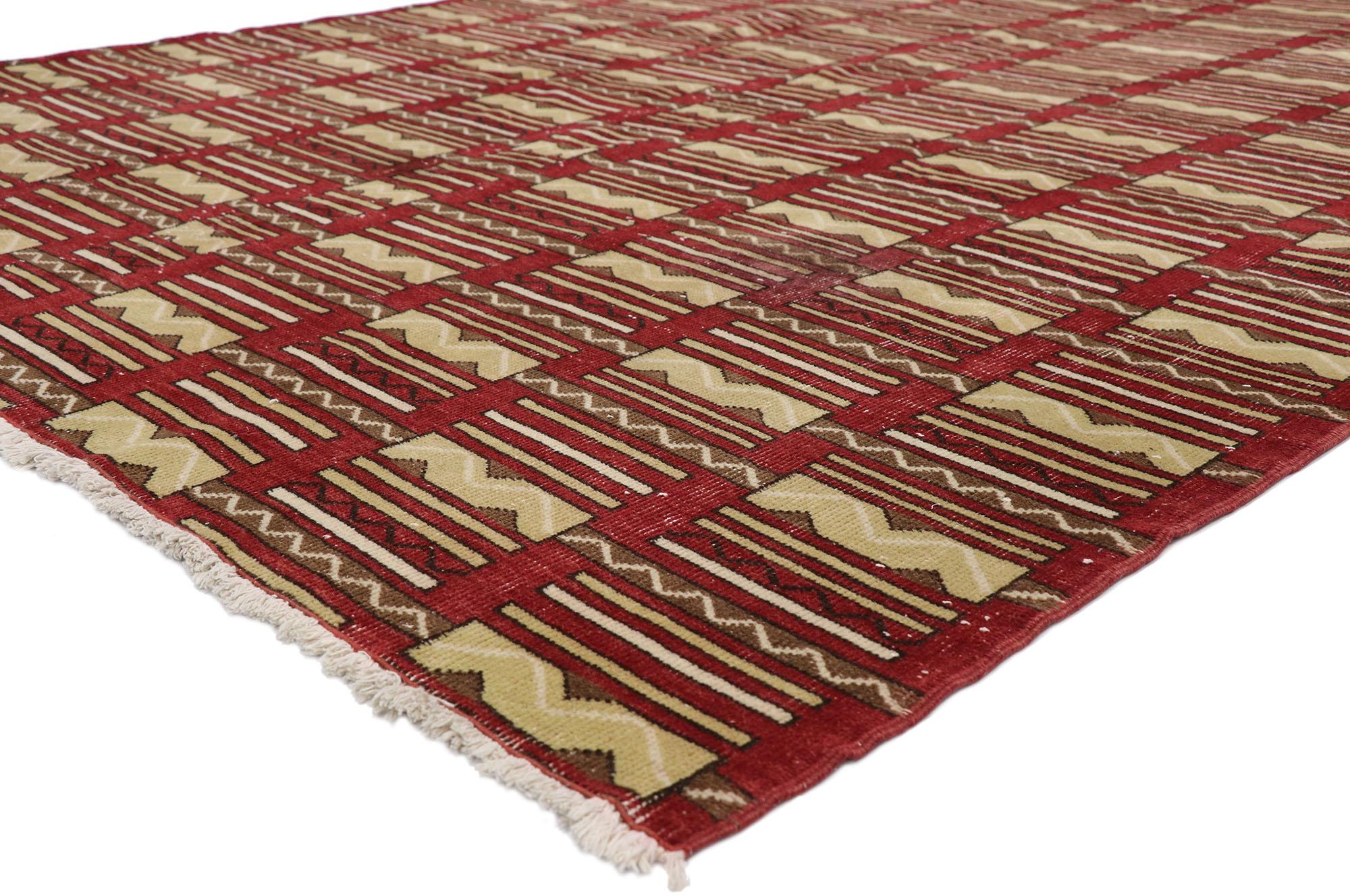 52602, Zeki Muren strapazierter türkischer Sivas-Teppich im modernen Art-Déco-Stil. Mit seiner ausgewogenen Symmetrie und seinen kühnen geometrischen Formen, kombiniert mit einer liebevollen, zeitlosen Komposition, ist dieser handgeknüpfte Teppich