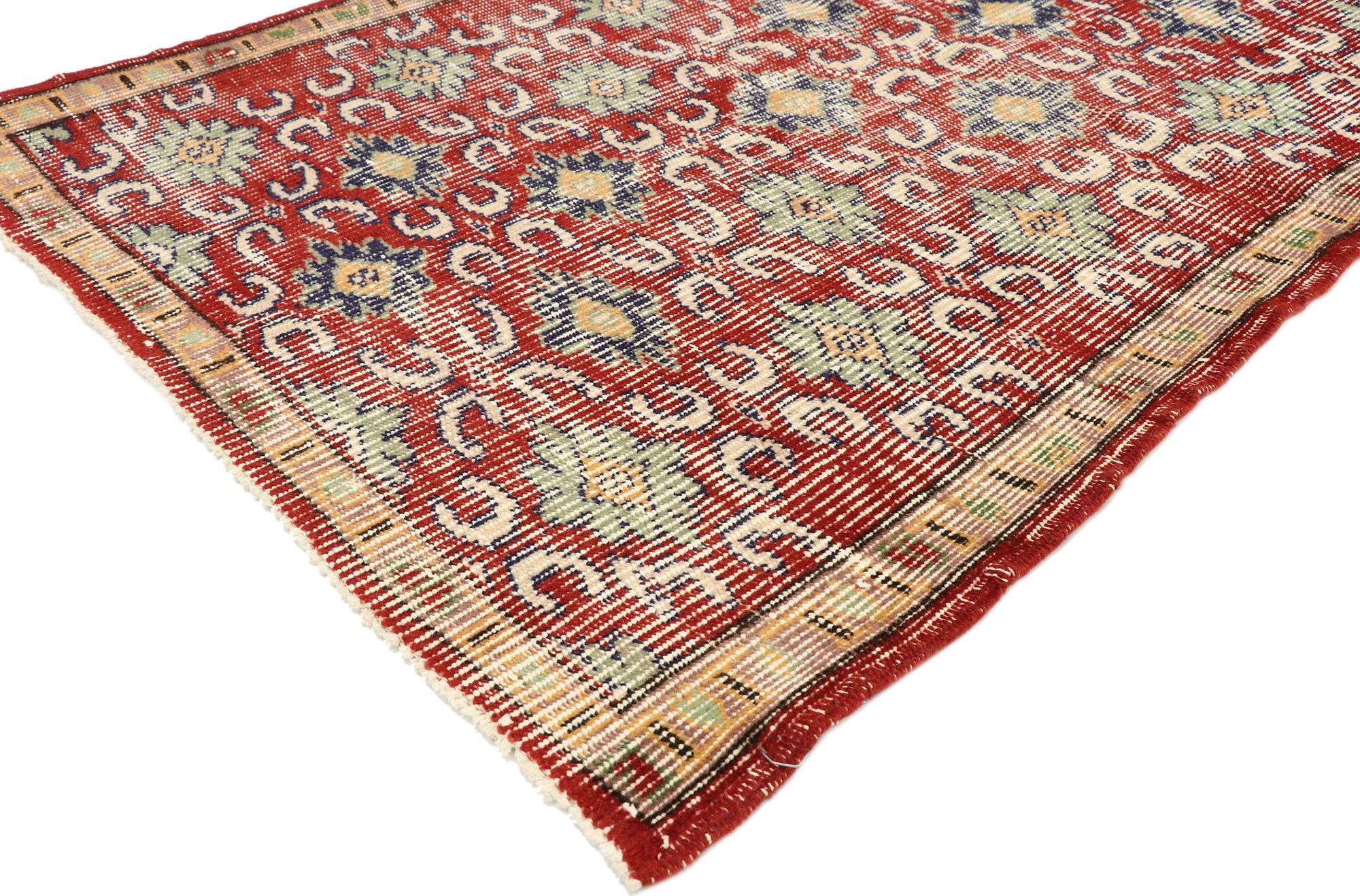 51896, Zeki Muren, tapis vintage turc de Sivas avec un style rustique anglais moderne. Chaleureux et accueillant, ce tapis turc Sivas vintage en laine nouée à la main et usée par le temps incarne à merveille le style rustique anglais moderne. Le