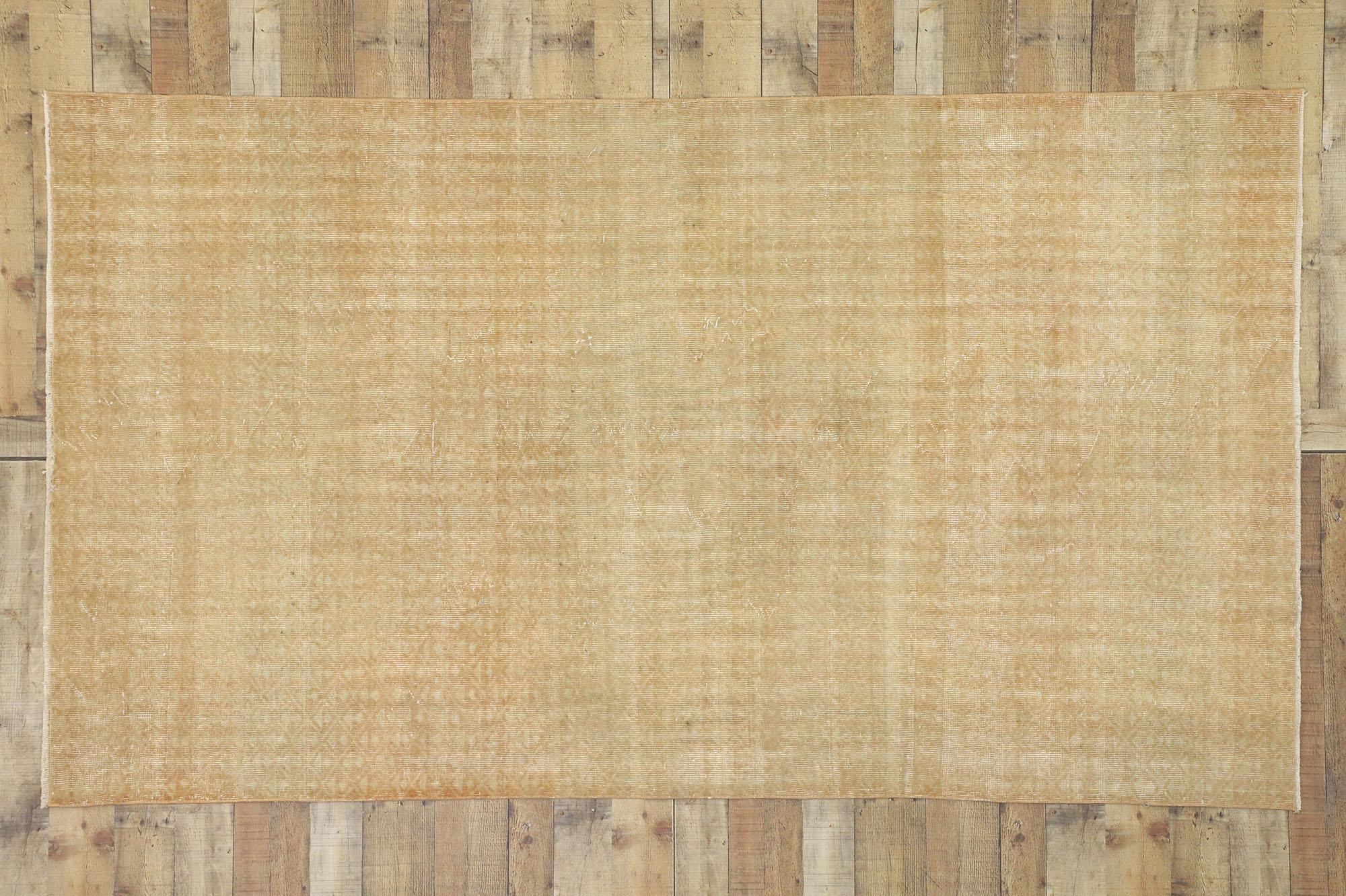 52593, Zeki Muren strapazierter türkischer Sivas-Teppich im Modern-Rustic-Stil 05'02 x 09'00. Warm und einladend, kombiniert mit gedämpften Farben, verkörpert dieser türkische Sivas-Teppich im Used-Look einen rustikalen, modernen Stil. Es zeichnet