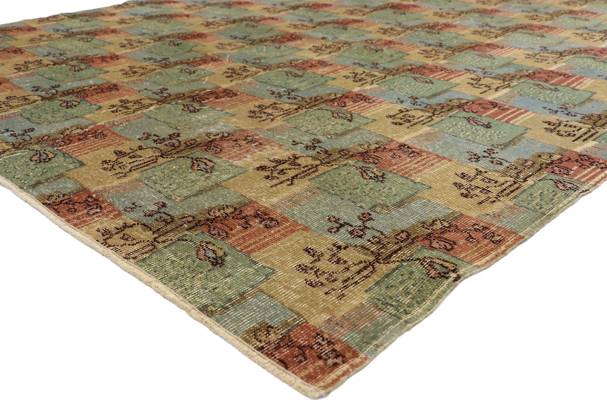 52574 Zeki Muren, tappeto turco Sivas vintage con stile shabby chic. Questo tappeto vintage turco Sivas, annodato a mano, presenta un motivo patchwork distribuito su un campo abrasivo. Il motivo geometrico è composto da quadrati multicolore disposti