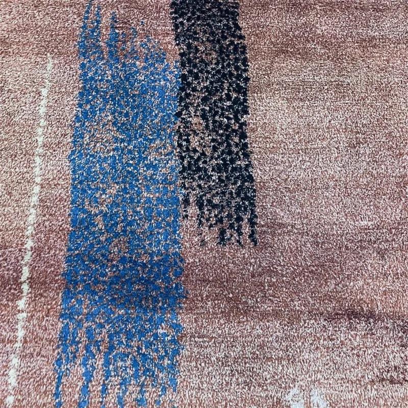 Zeki Muren Handgefertigt  Mid Century Modern Teppich. Ungewöhnlich und 
Ungewöhnliche Farben machen diesen Teppich zu dem, was er ist. Die dunklen Farben wurden so platziert, dass sie sich mit dem rosafarbenen Hintergrund vermischen und ihm einen