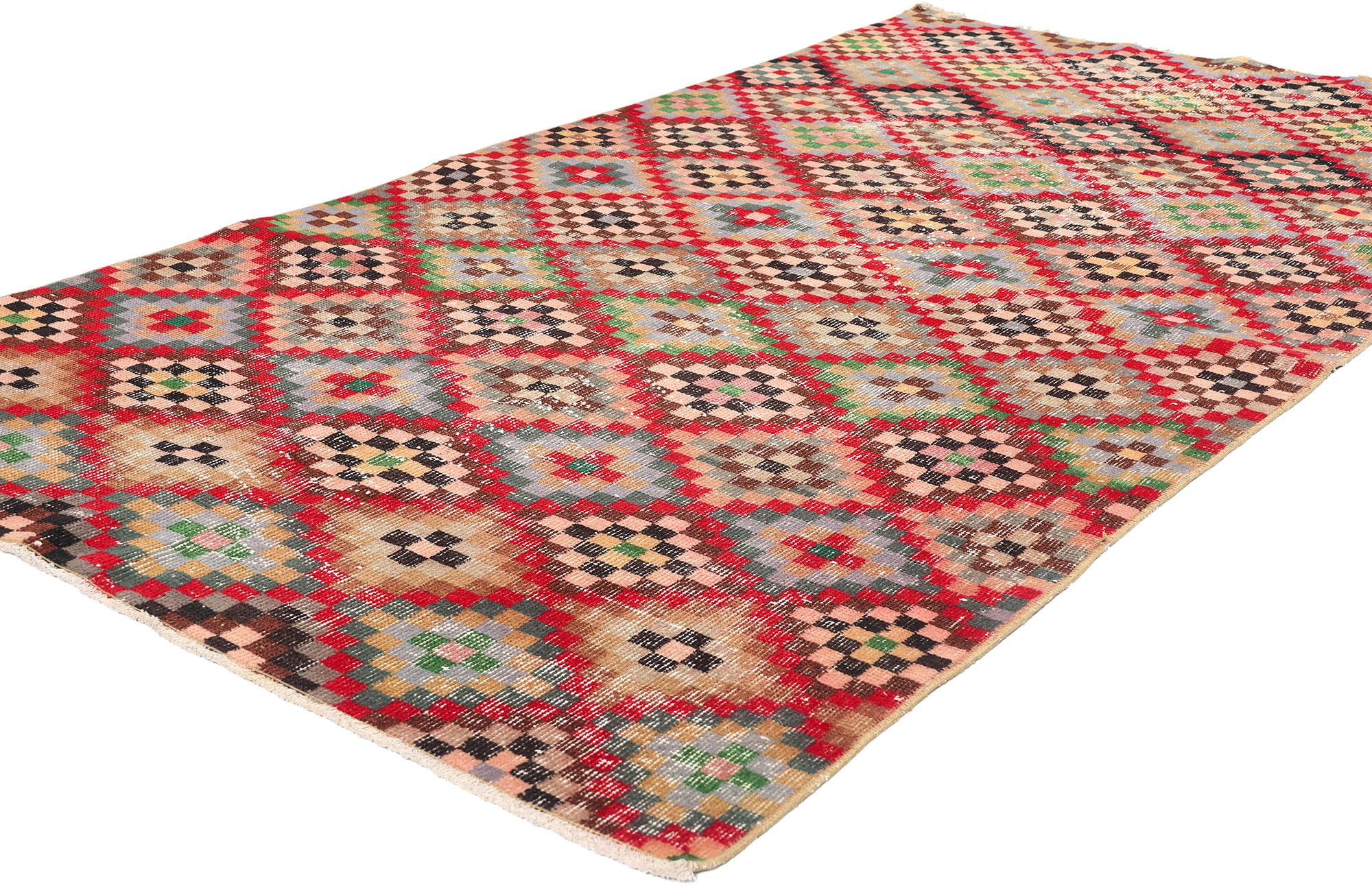 53283 Zeki Muren Distressed Vintage Turkish Sivas Rug, 03'10 x 07'02. Nichés dans les paysages tranquilles de la région de Revere en Turquie, les tapis turcs de Revere de Zeki Muren rendent hommage à l'héritage du chanteur turc vénéré qui continue