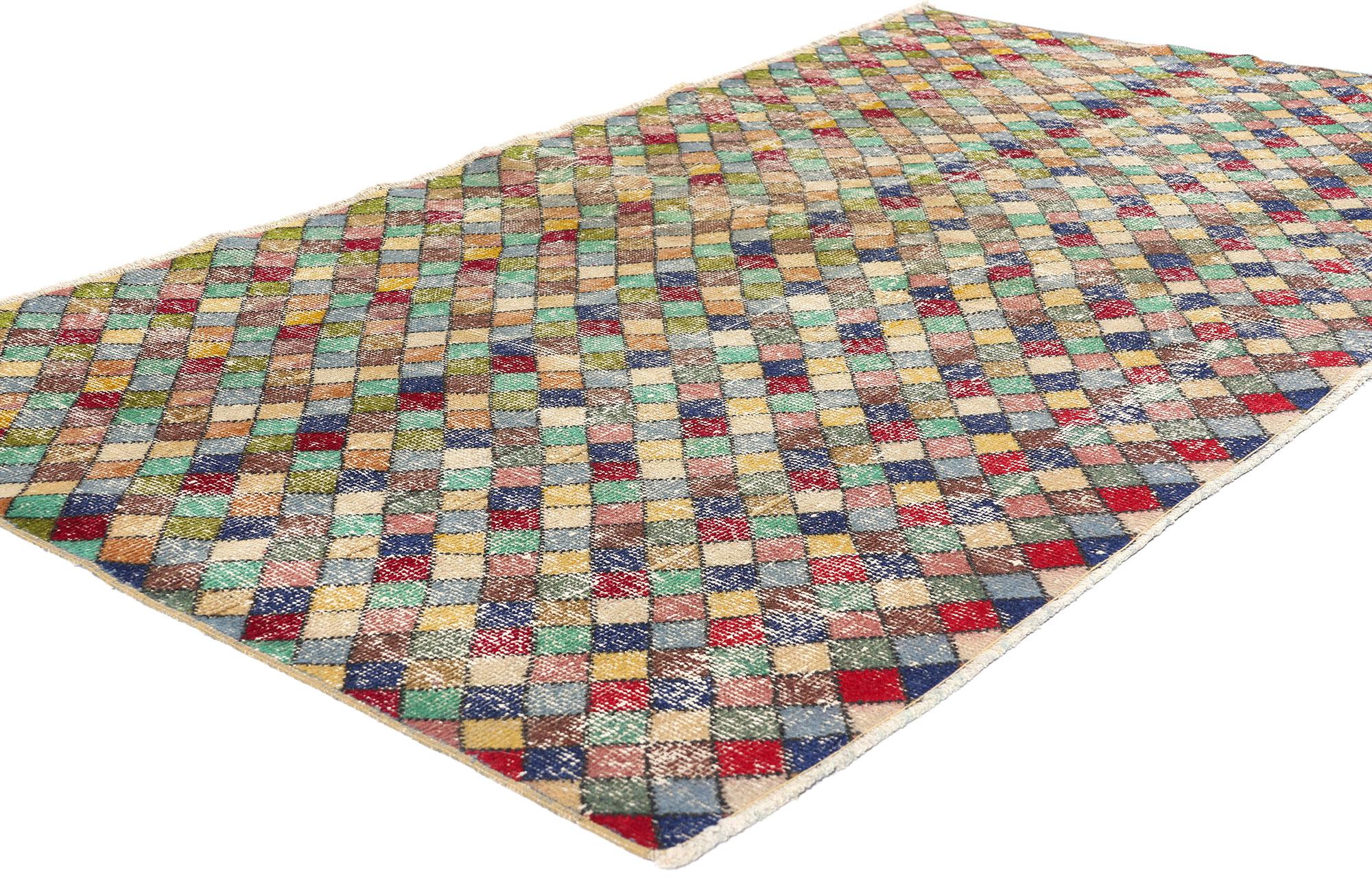 53282 Zeki Muren Distressed Vintage Turkish Sivas Rug, 03'08 x 07'01. Nichés dans les paysages tranquilles de la région turque de Sivas, les tapis turcs de Sivas de Zeki Muren rendent hommage à la célèbre chanteuse turque qui continue d'être une