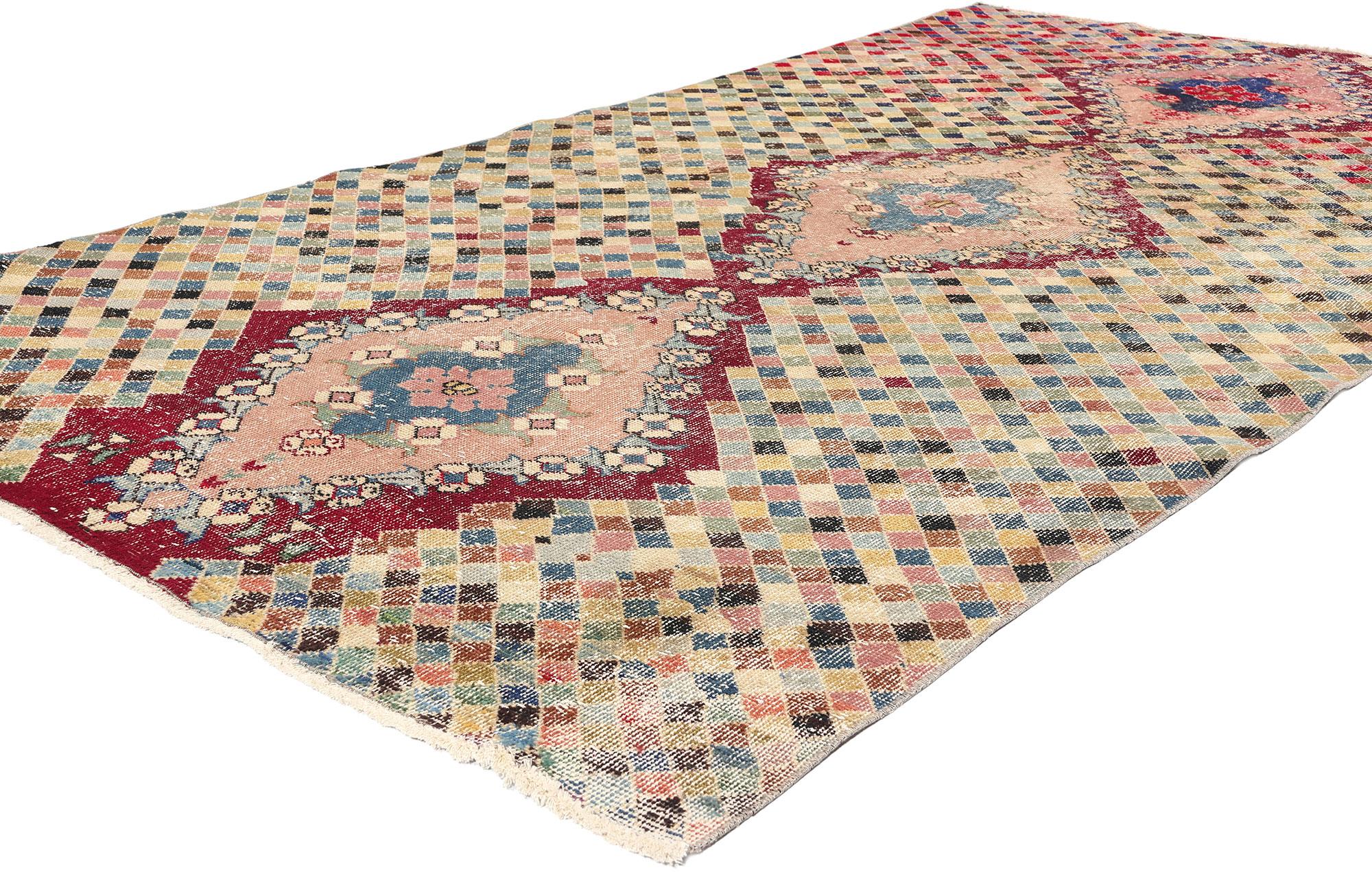 53336 Zeki Muren Distressed Vintage Türkisch Sivas Teppich, 04'11 x 09'03. Eingebettet in die friedlichen Landschaften der türkischen Region Sivas zelebrieren die türkischen Sivas-Teppiche von Zeki Muren das Vermächtnis des geschätzten türkischen