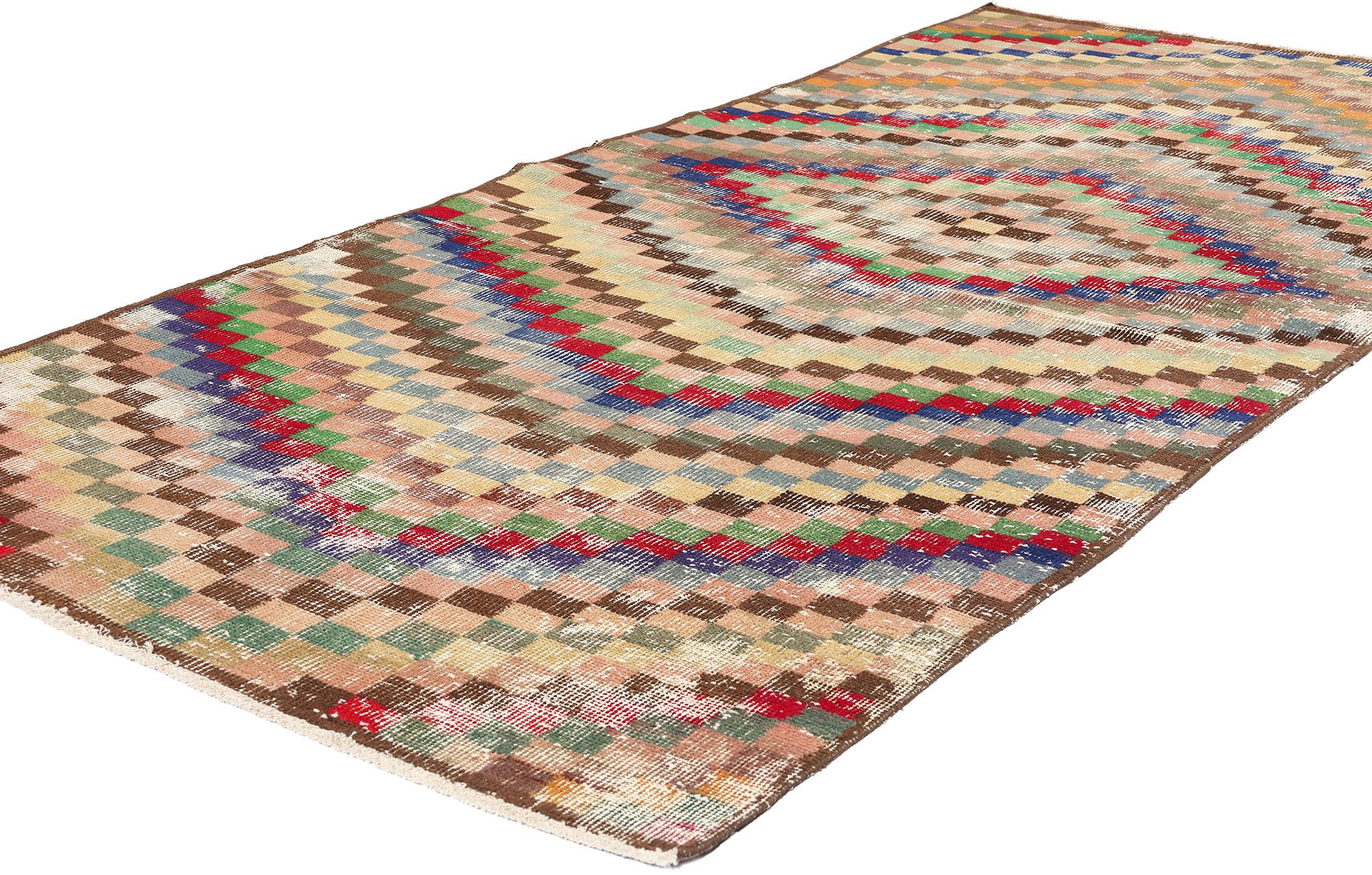 53354 Zeki Muren Distressed Vintage Türkisch Sivas Teppich, 03'06 x 07'03. Eingebettet in die friedlichen Landschaften der türkischen Region Sivas zelebrieren die türkischen Sivas-Teppiche von Zeki Muren das Vermächtnis des geschätzten türkischen