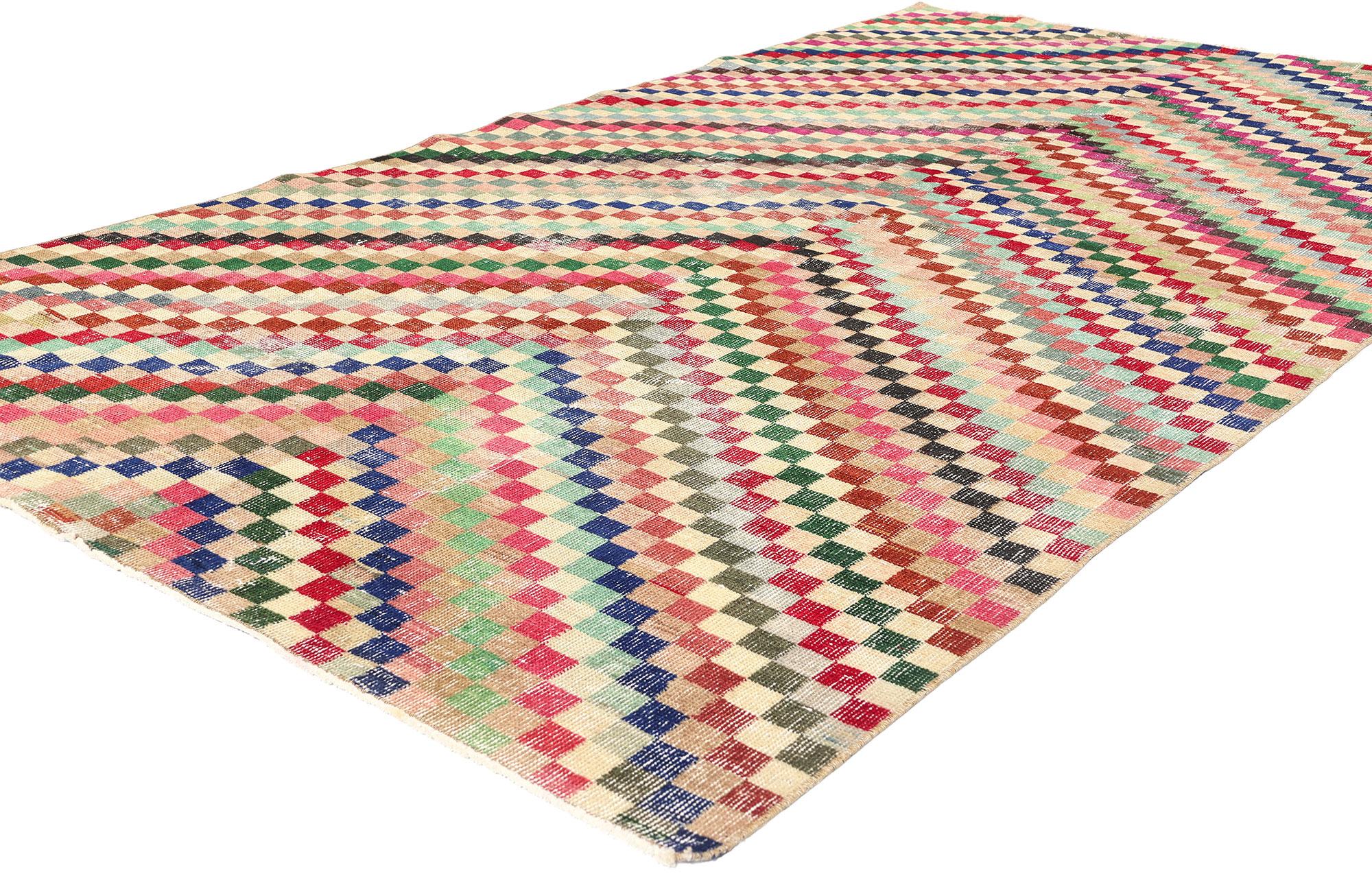 53361 Zeki Muren Distressed Vintage Türkisch Sivas Teppich, 04'11 x 09'01. Eingebettet in die ruhige Landschaft der türkischen Region Sivas, zollen die türkischen Sivas-Teppiche von Zeki Muren dem Vermächtnis des geschätzten türkischen Sängers