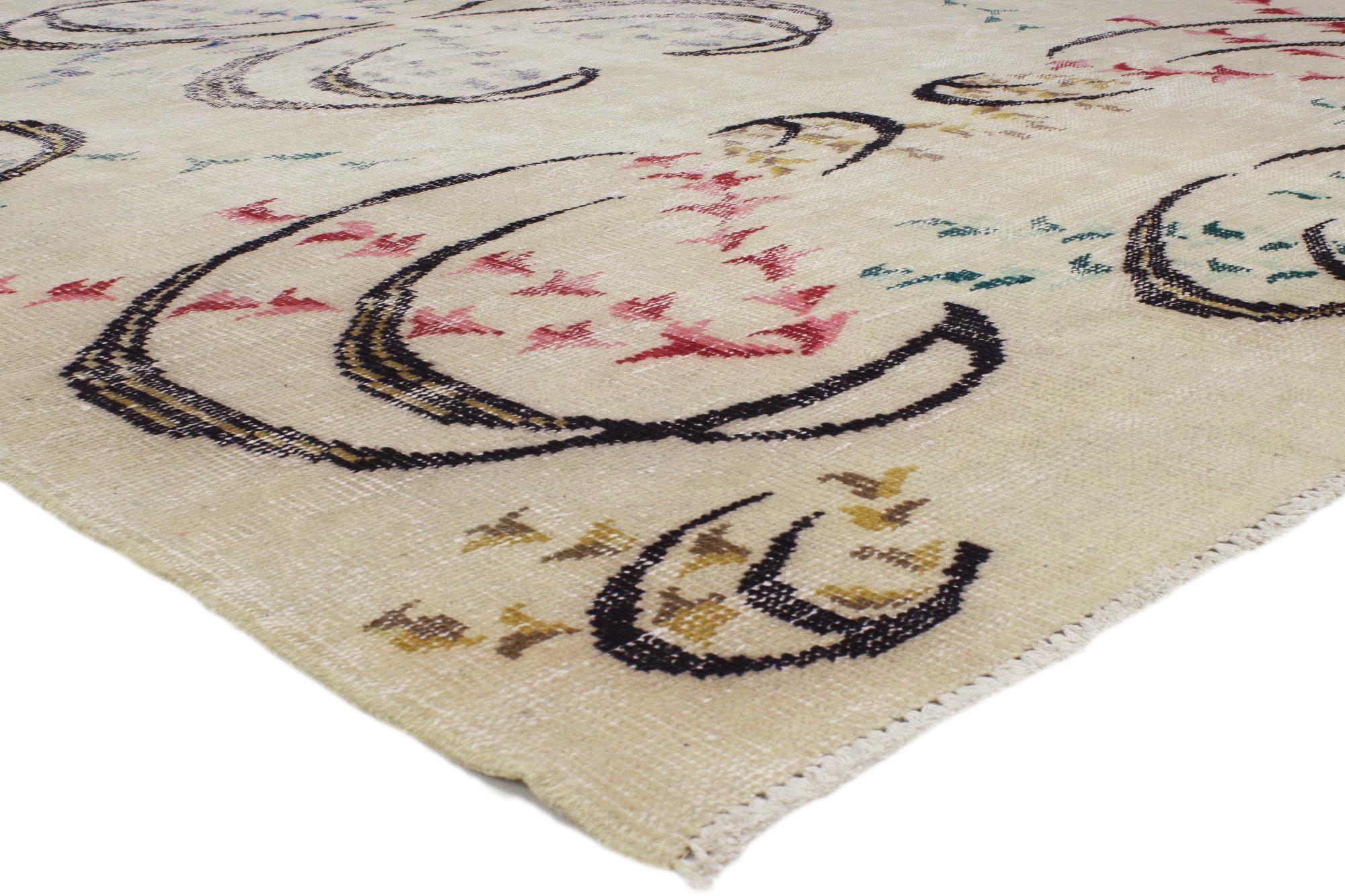 52017 Tapis Sivas turc vintage vieilli, 06'04 x 08'10. Les tapis turcs de Sivas de Zeki Muren sont un type de tapis tissé à la main originaire de la région de Sivas en Turquie, nommé d'après le célèbre chanteur turc Zeki Muren. Ces tapis sont
