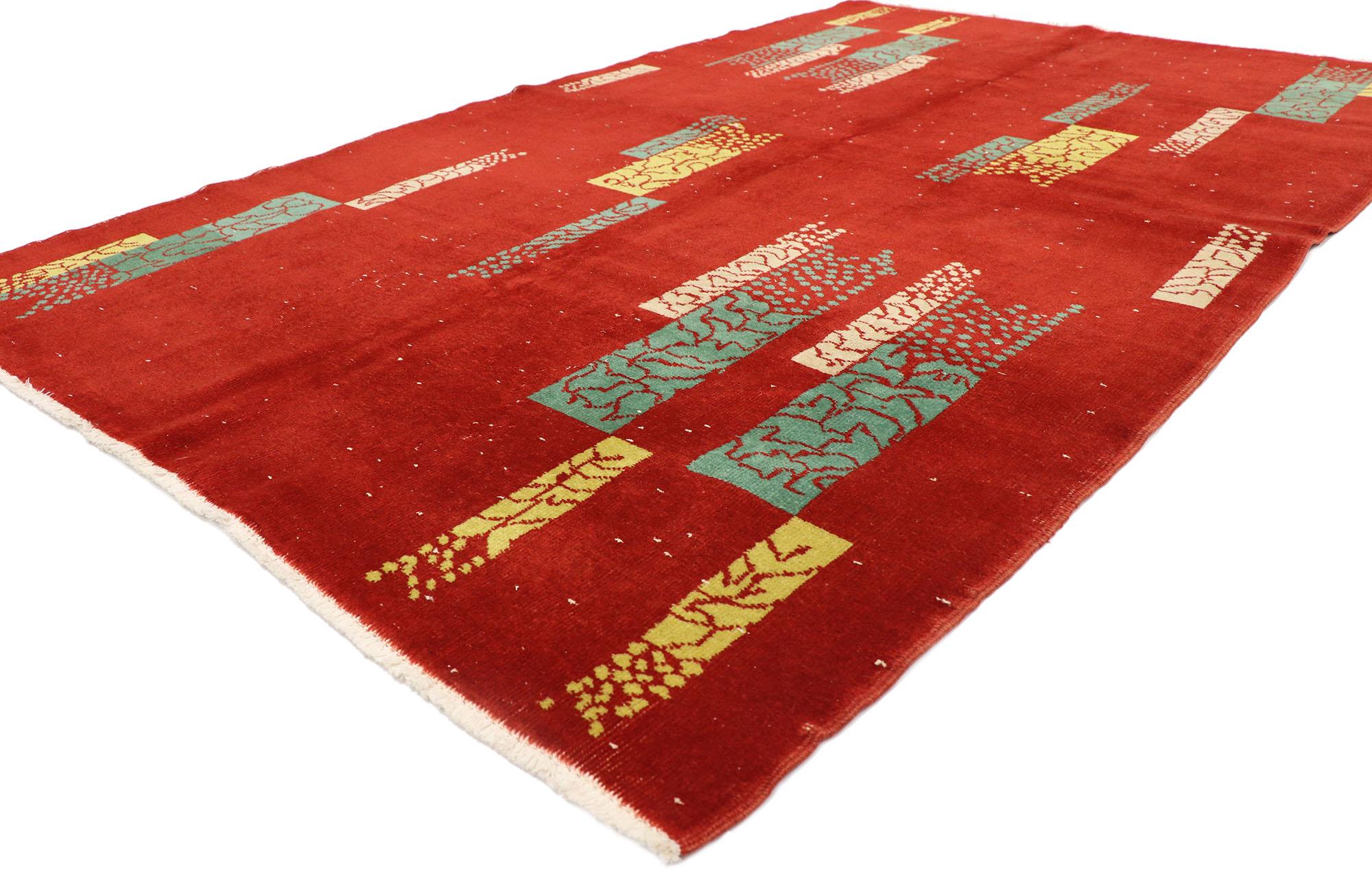 53666 Zeki Muren Vieux tapis turc Sivas avec style Bauhaus 05'02 x 08'01. Avec son design expressif et audacieux, ses détails et sa texture incroyables, ce tapis turc vintage Zeki Muren en laine nouée à la main est une vision captivante de la beauté