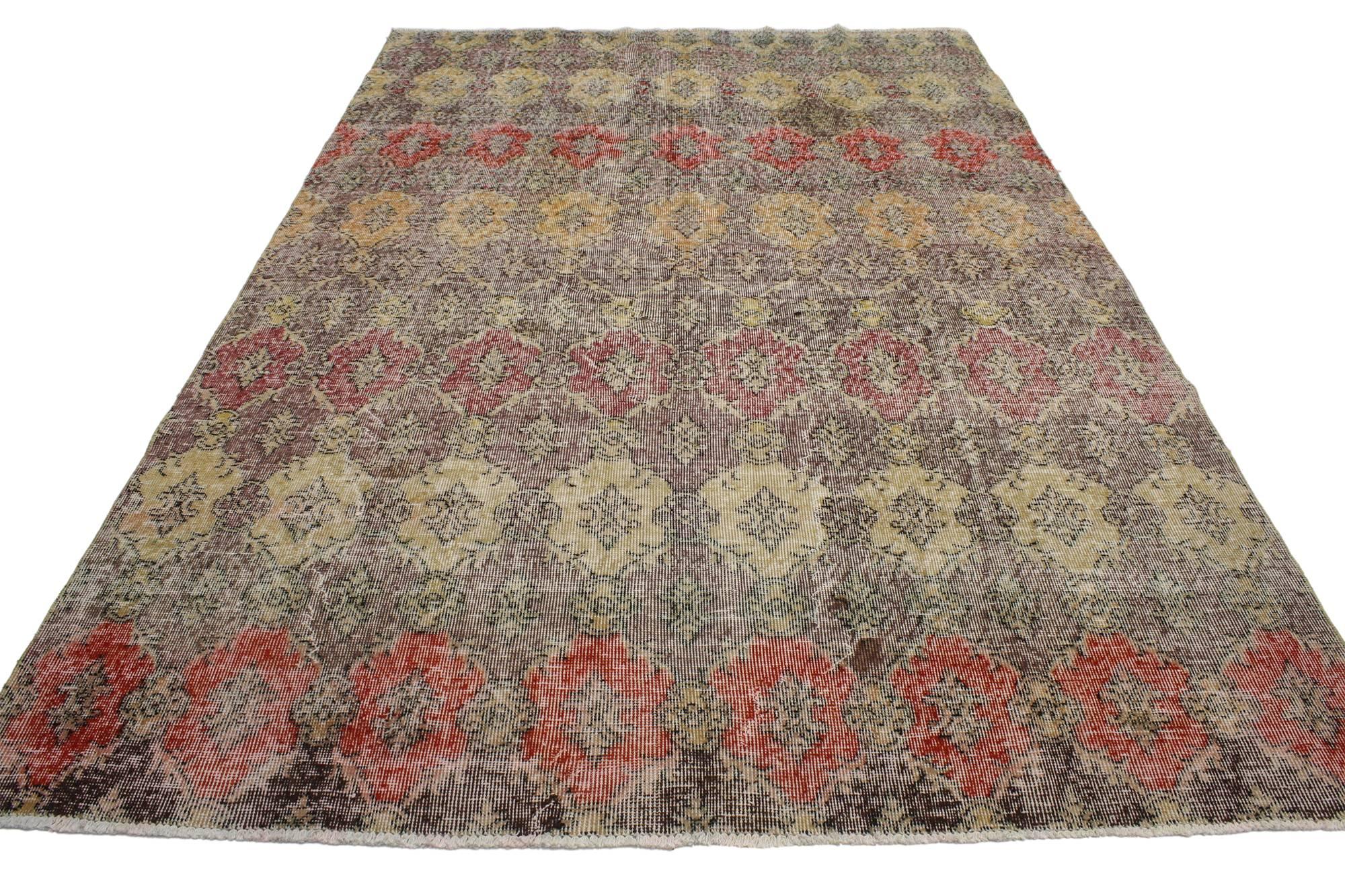 52006, Zeki Muren Alfombra Sivas Turca Vintage Envejecida De Estilo Art Decó Industrial, 06'00 x 08'11. Esta alfombra Sivas turca vintage desgastada de estilo Art Déco industrial moderno presenta un motivo geométrico integral en cálidos tonos