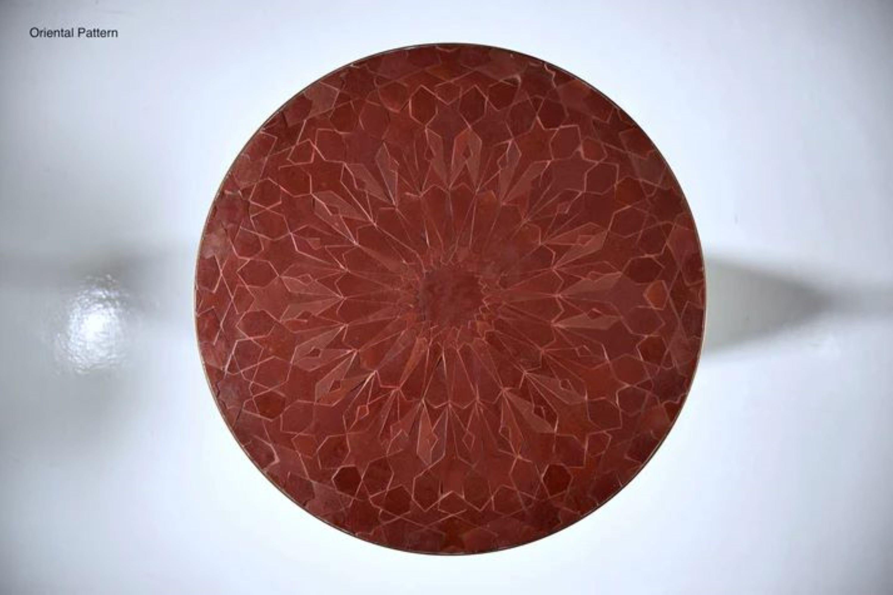 Sculpté à la main ZEL AFELLA - Table d'appoint en laiton avec mosaïque en zellige taillée à la main en vente