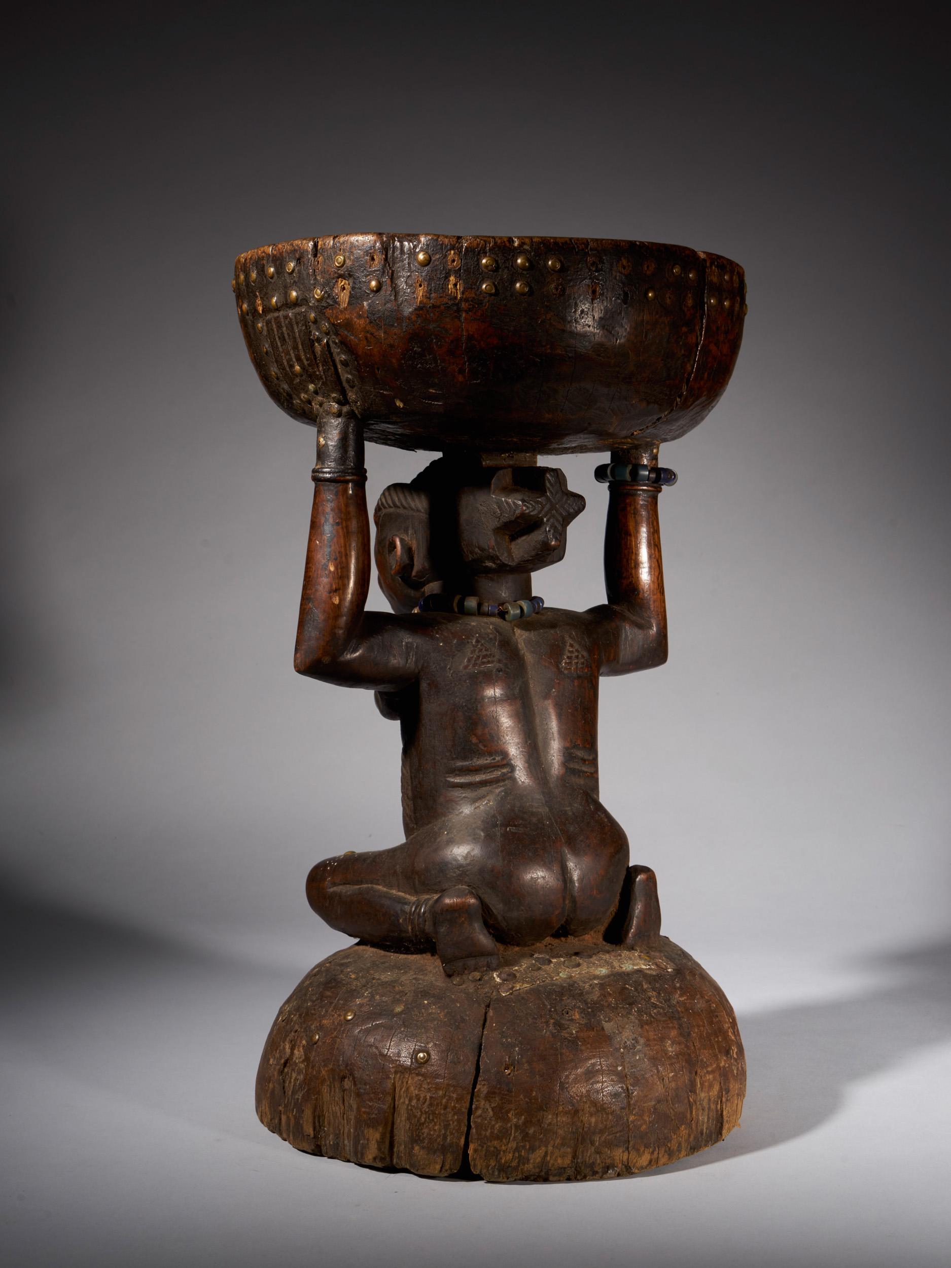 Zela Caryatide Stool held by a Female sculpture covered with with scarifications In Good Condition For Sale In Leuven , BE