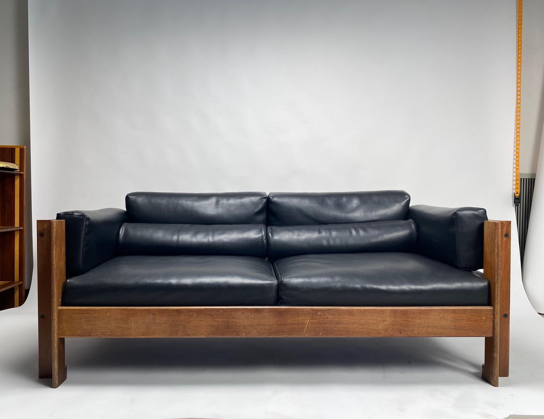 Sergio Asti, 'Zelda' model sofa for Saporiti, Italy.

The two-seater sofa, compact and elegant, has a refined wooden structure of great geometric rigor. It adapts perfectly to both a living and working context, finding its place even in small