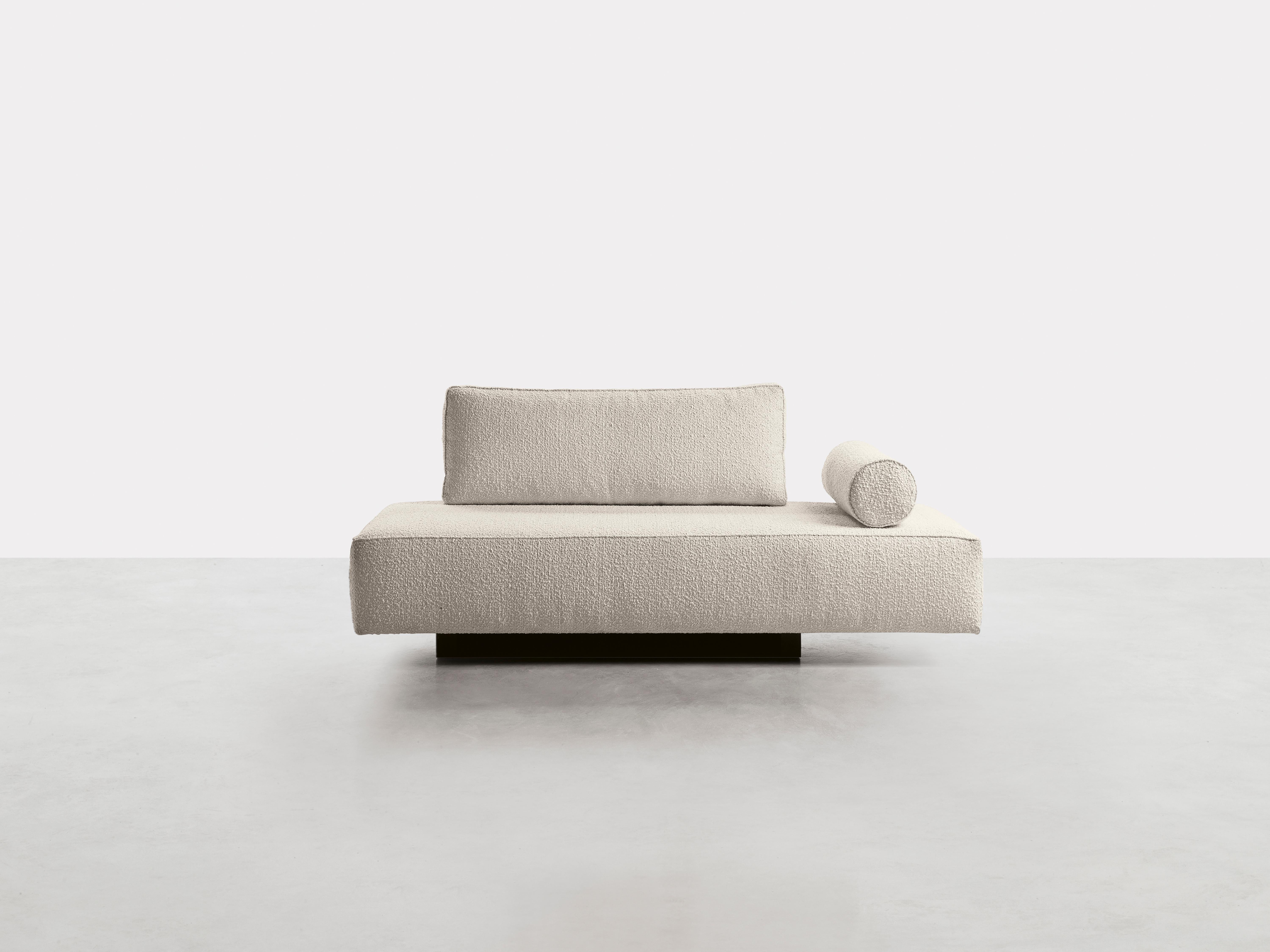 Sillón Zelig by Somaschini
Dimensiones: An 184 x Pr 80 x Al 65 cm
Materiales: Estructura de madera contrachapada acolchada con espuma de poliuretano. Almohada de respaldo y rodillo acolchados con pluma. Pretapizado en guata de poliéster, tapizado en