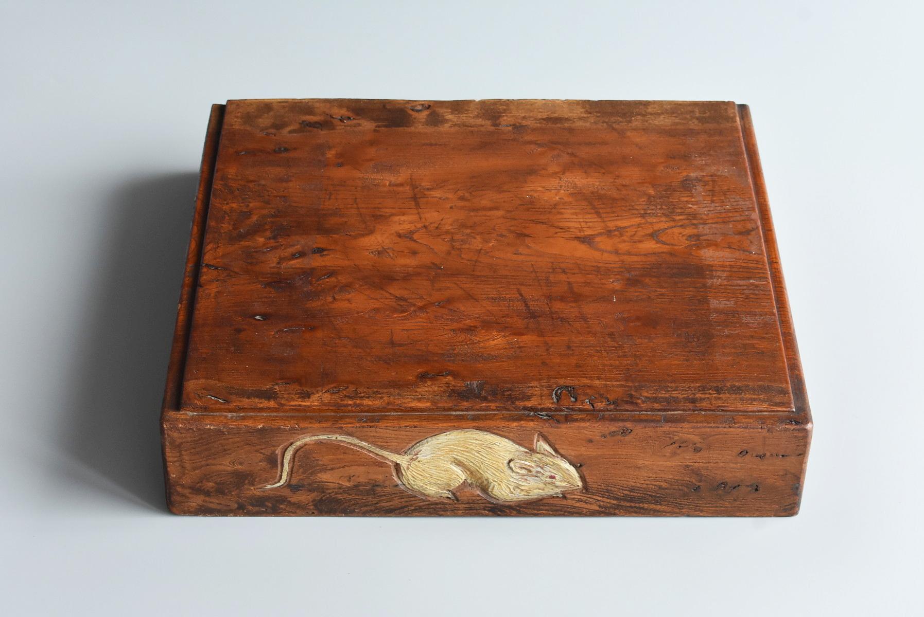 Mice are considered auspicious creatures in Japan.
It has long been revered as a messenger of God (a god called Daikokuten).

Therefore, it is thought that this stand was made as an auspicious stand.

The wood is zelkova.
It is used as