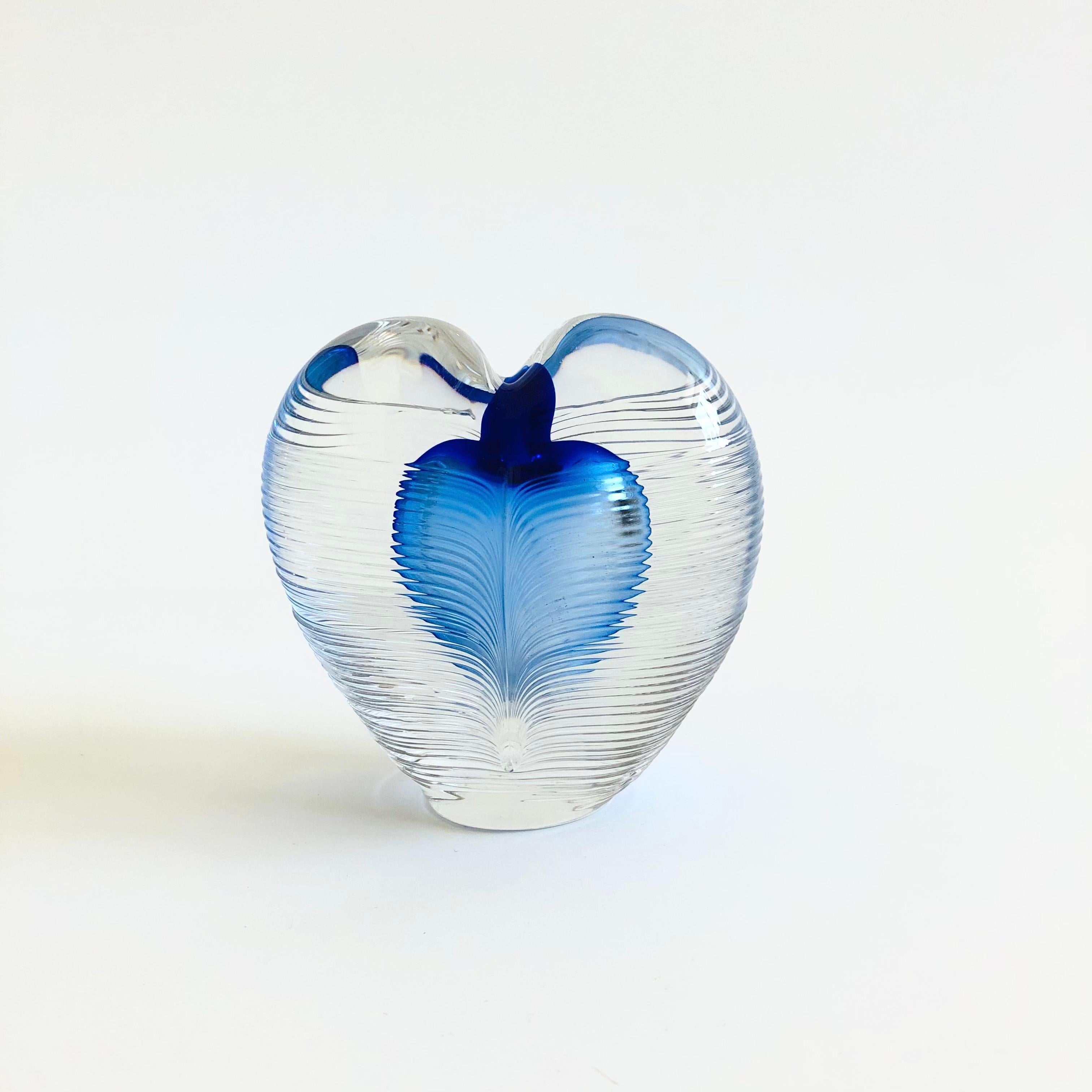 Un bellissimo vaso di gemme in vetro artistico di Zellique di Benicia California. Il centro di un vibrante blu cobalto è racchiuso in un vetro trasparente testurizzato. Firmato sulla base.

