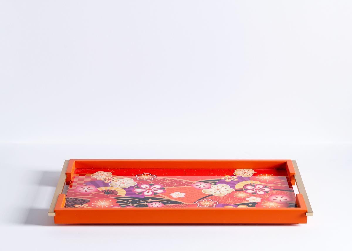 Dieses bezaubernde Serviertablett Kiku, ein lackierter Beistelltisch mit Aluminiumbeinen, ist mit einem leuchtenden Arrangement aus lebhaften, verspielten Blumen bedeckt. Es ist ein unglaubliches Kunstwerk, ein Beispiel für die Handwerkskunst, für