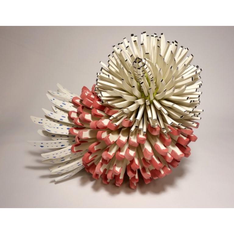 Zemer Peled Abstract Sculpture – Shards Flower 1 aus Porzellan, 2019