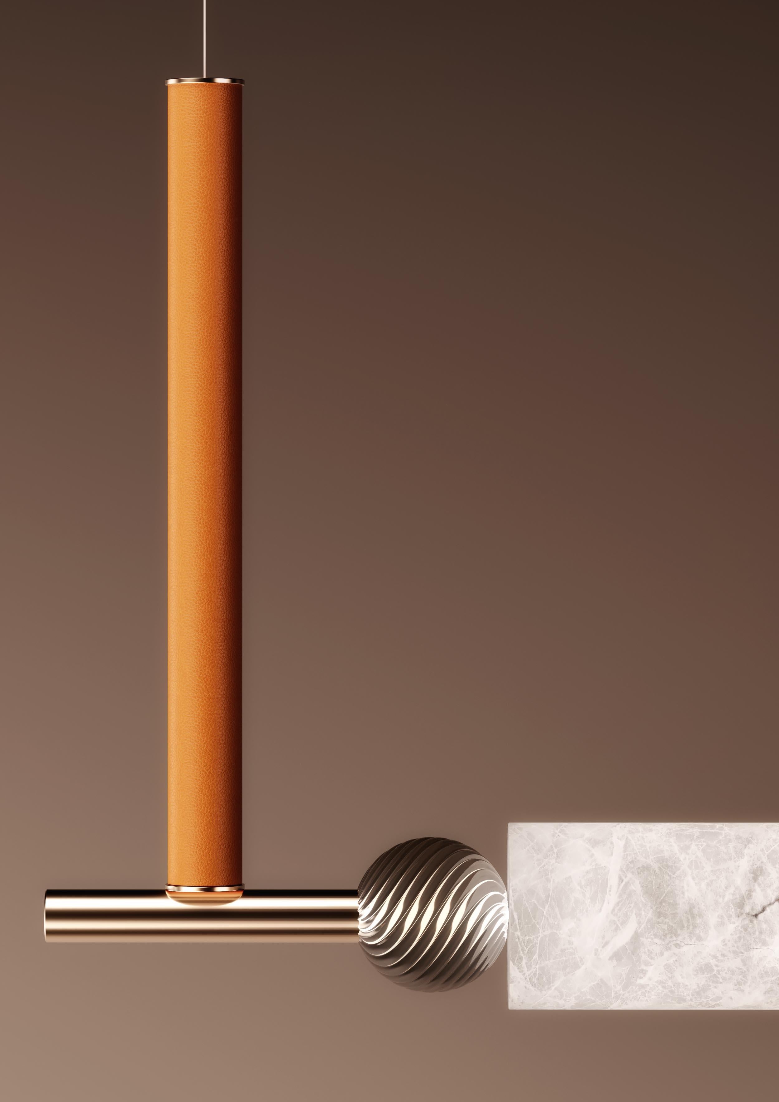 Lampada a sospensione Zen Beam con elemento in pelle marrone Sahara di Alabastro Italiano
Dimensioni: L 120 x L 15 x H. H. Maximum 300cm
Materiali: Vetro, ottone, pelle

Altre finiture metalliche: Argento lucido, Bronzo, Ottone spazzolato, Ruggine