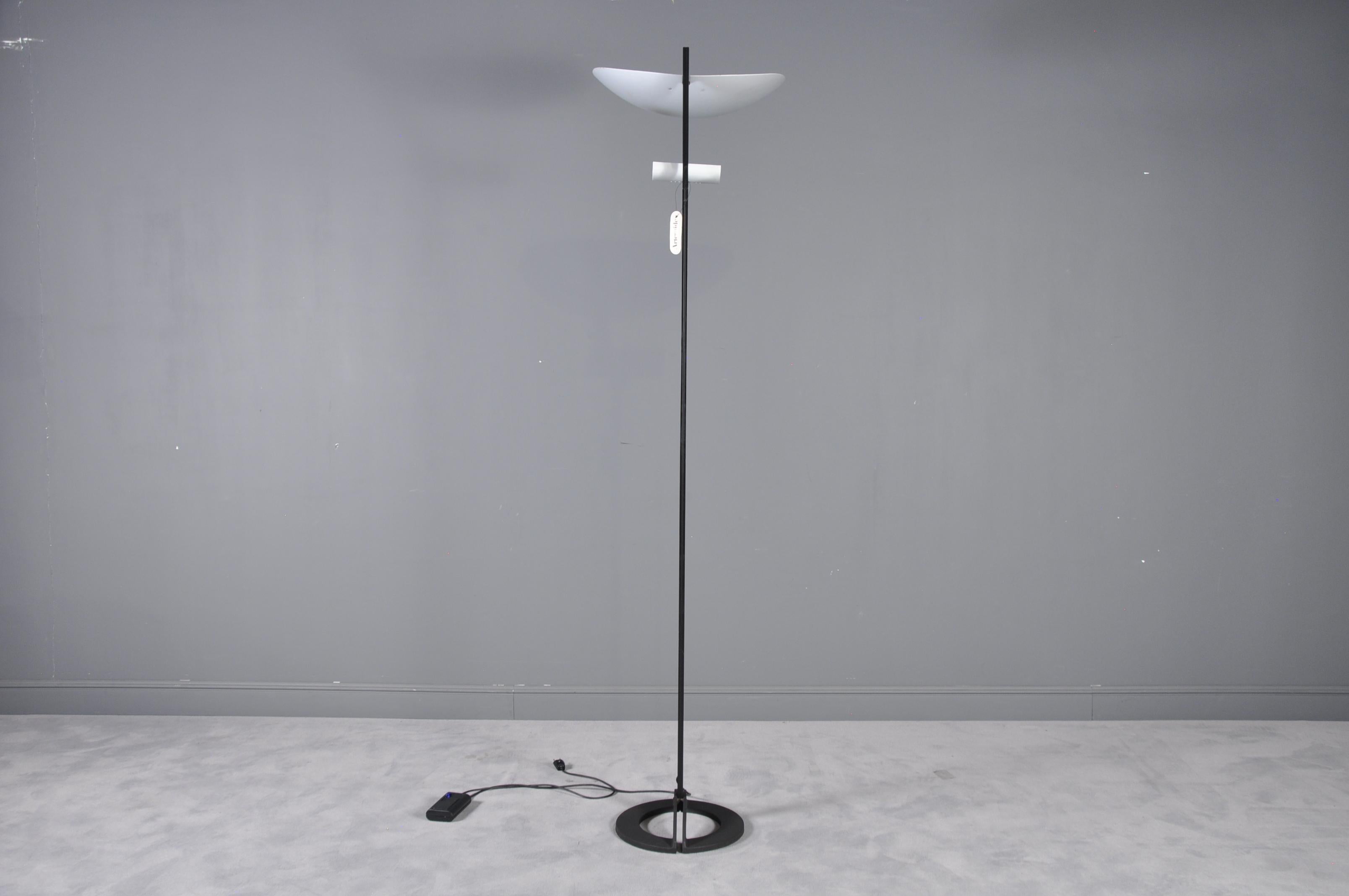 This modern halogen torchere represent the aestetical value of the Italian Minimalist aproach, sensuality and effectivness in lighting. Conceived by the founder of Artemide, Ernesto Gismondi in 1988. Made of anodized aluminium, the first shade make