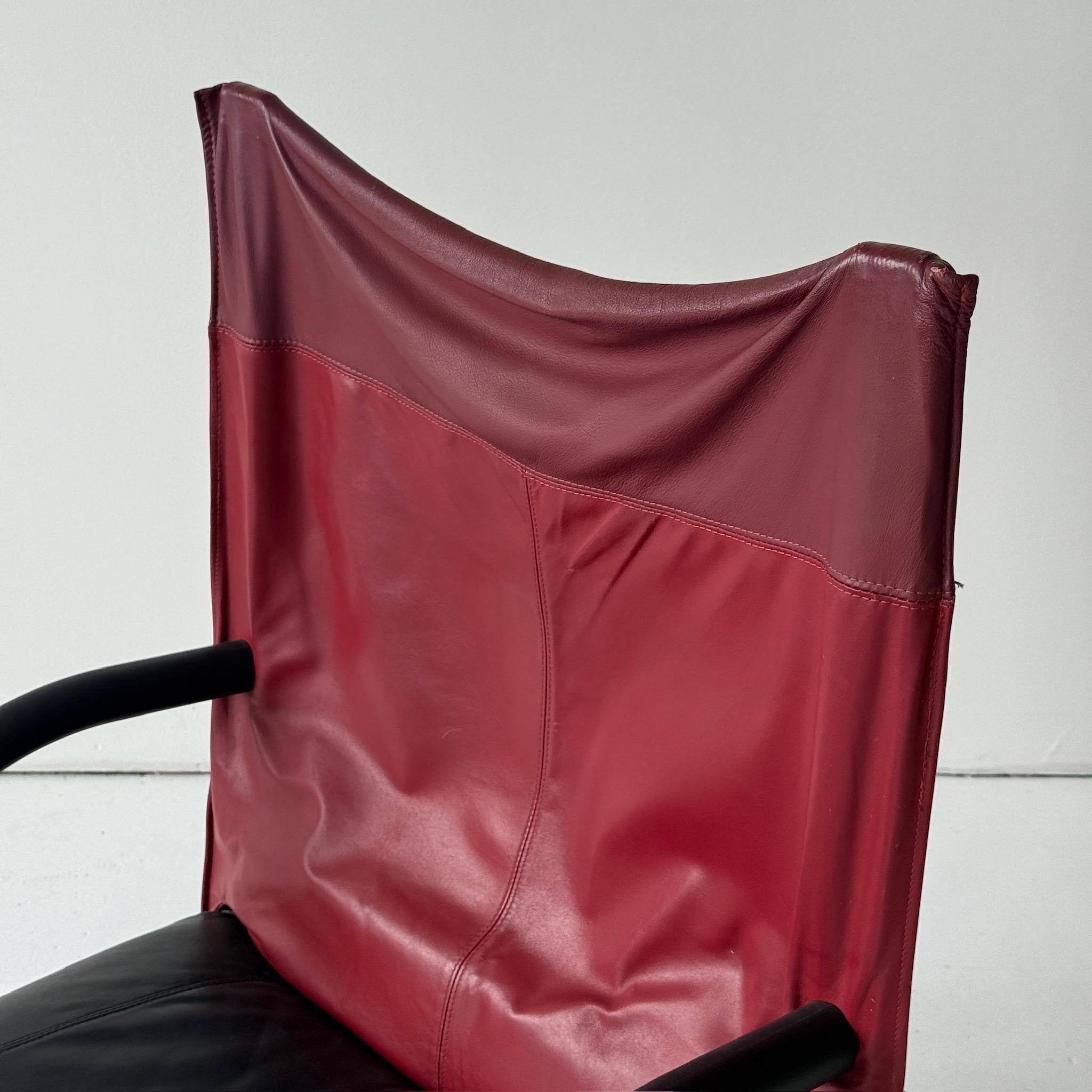 c. 1970s. Francia. El precio es por el conjunto. Ponte en contacto con nosotros si quieres comprar un artículo suelto. Cabestrillo de cuero bicolor con reposabrazos de plástico. 

Otomana 21L 22W 14H