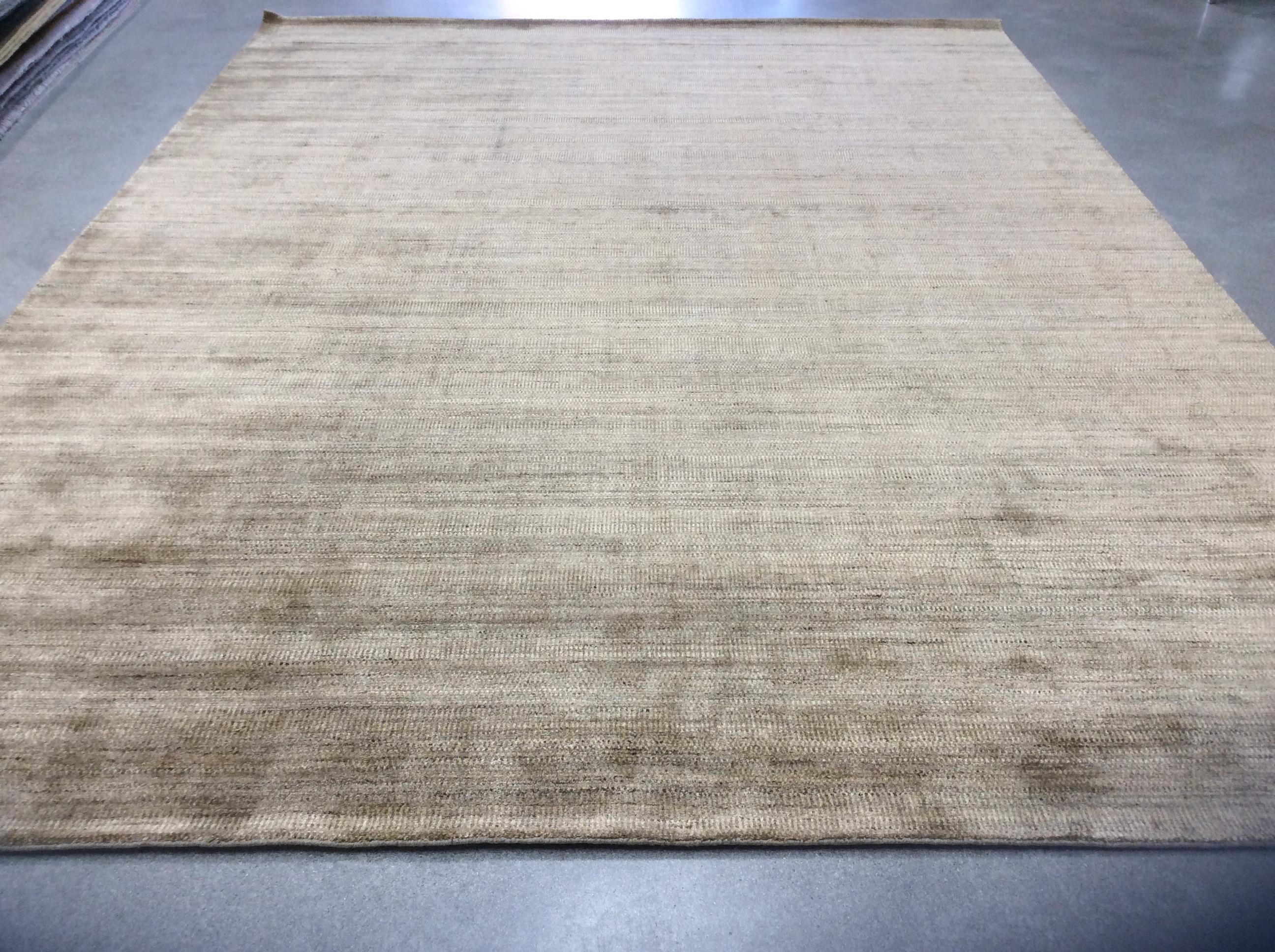 Zen Collection Rug in Gold In New Condition For Sale In West Hollywood, CA