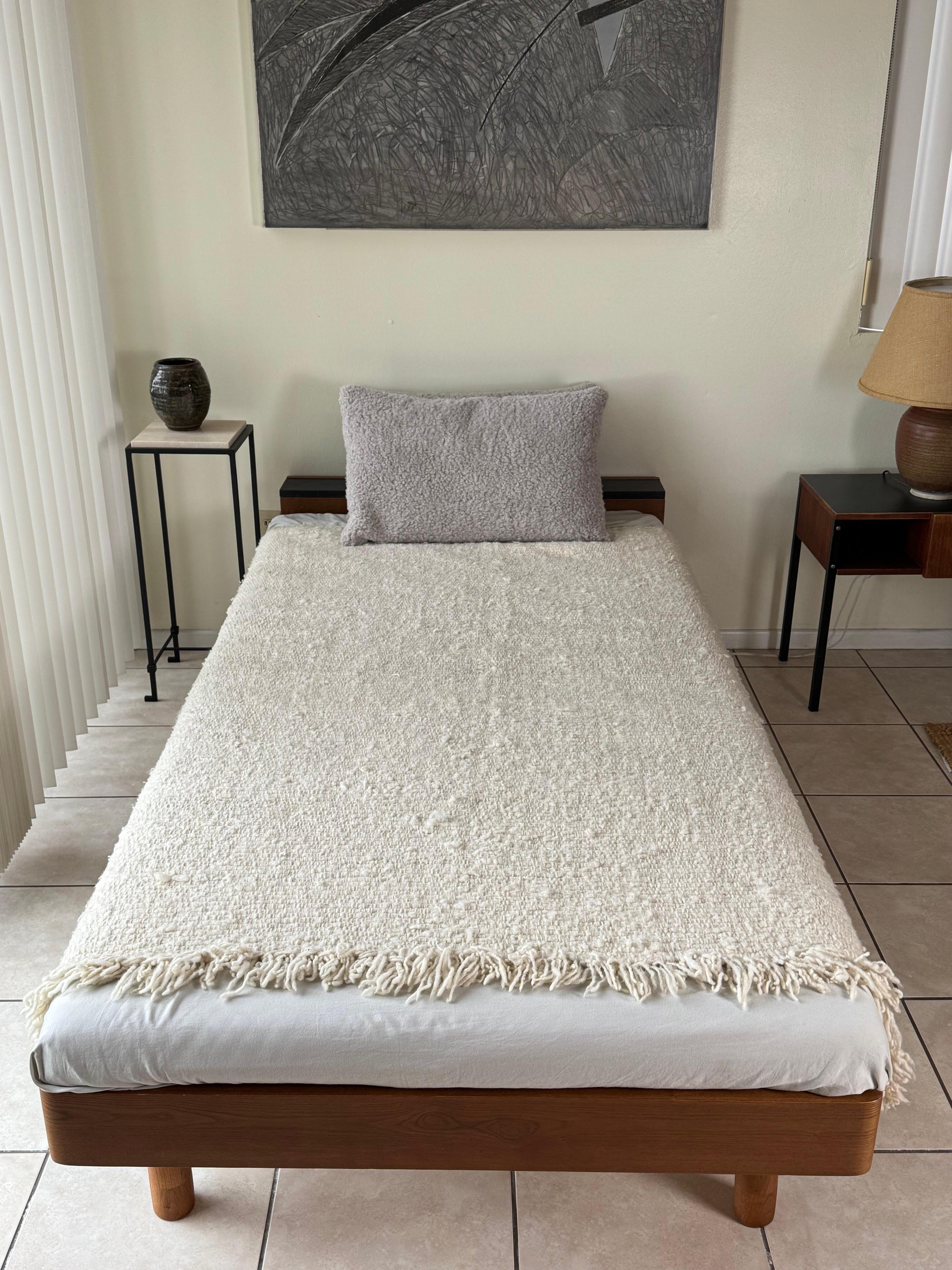 Moderno Daybed Zen in Oak giapponese con rivestimento in lana intrecciata e cuscini in shearling in vendita
