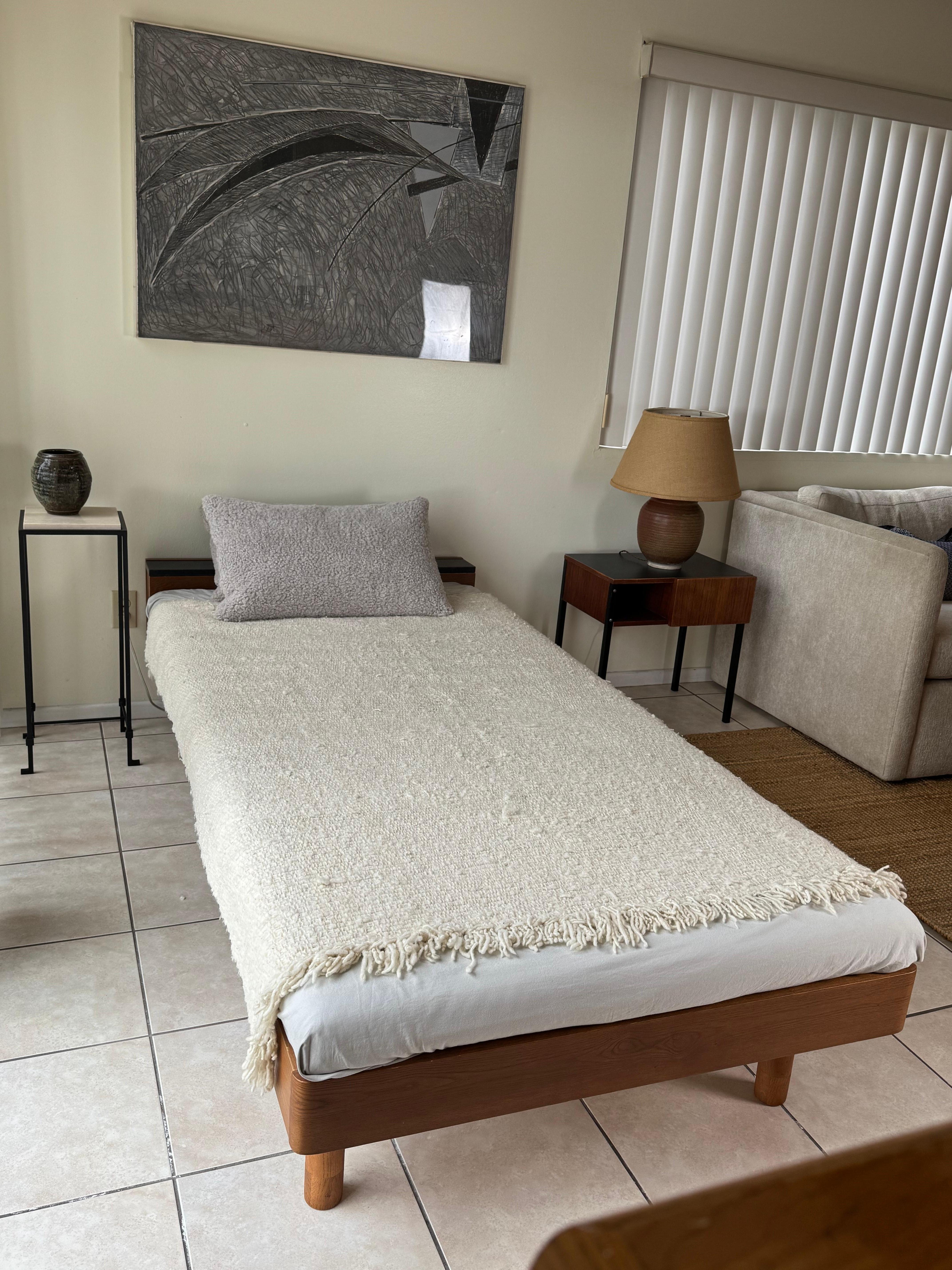 Giapponese Daybed Zen in Oak giapponese con rivestimento in lana intrecciata e cuscini in shearling in vendita