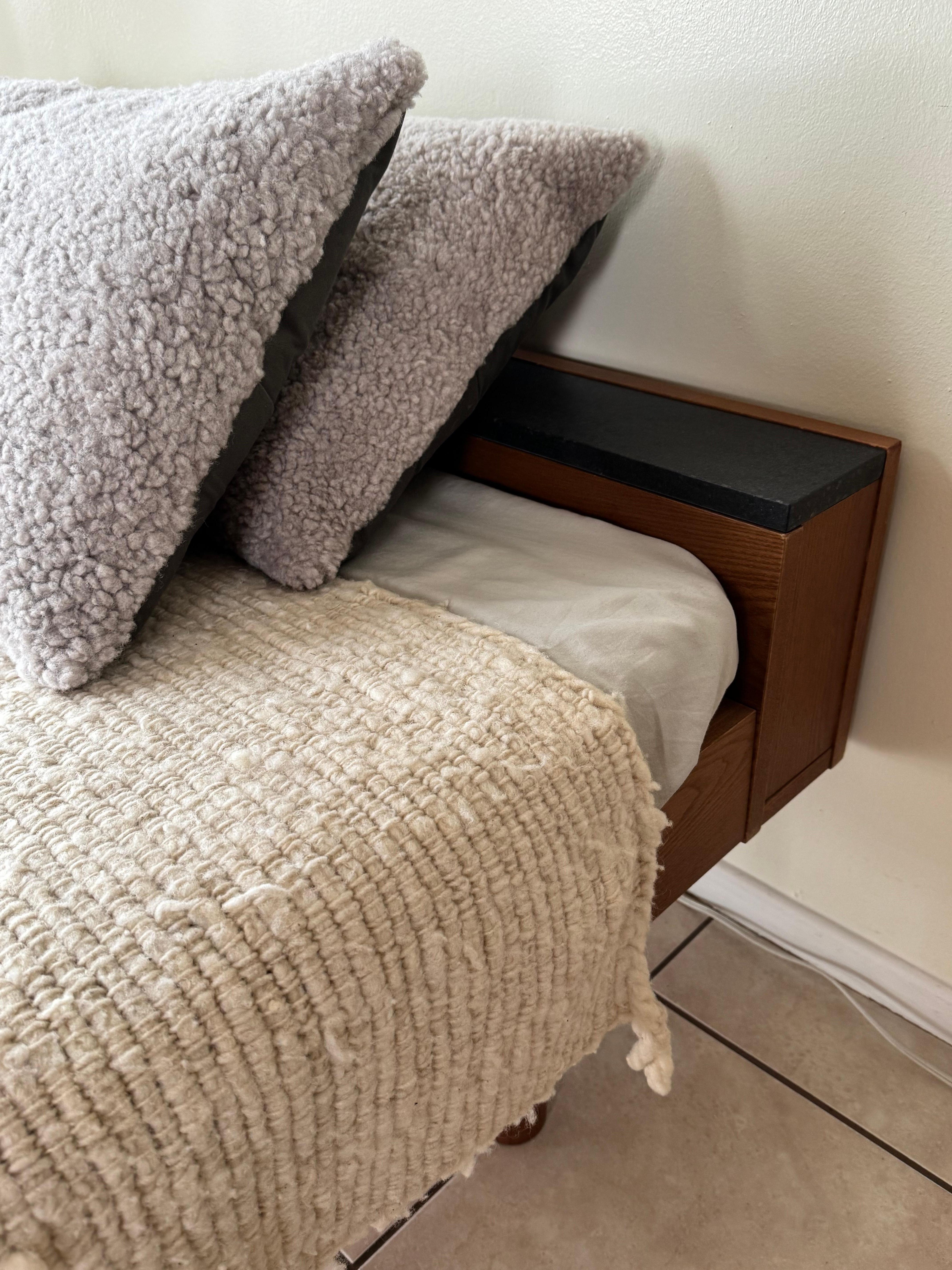 Daybed Zen in Oak giapponese con rivestimento in lana intrecciata e cuscini in shearling In condizioni ottime in vendita a Los Angeles, CA