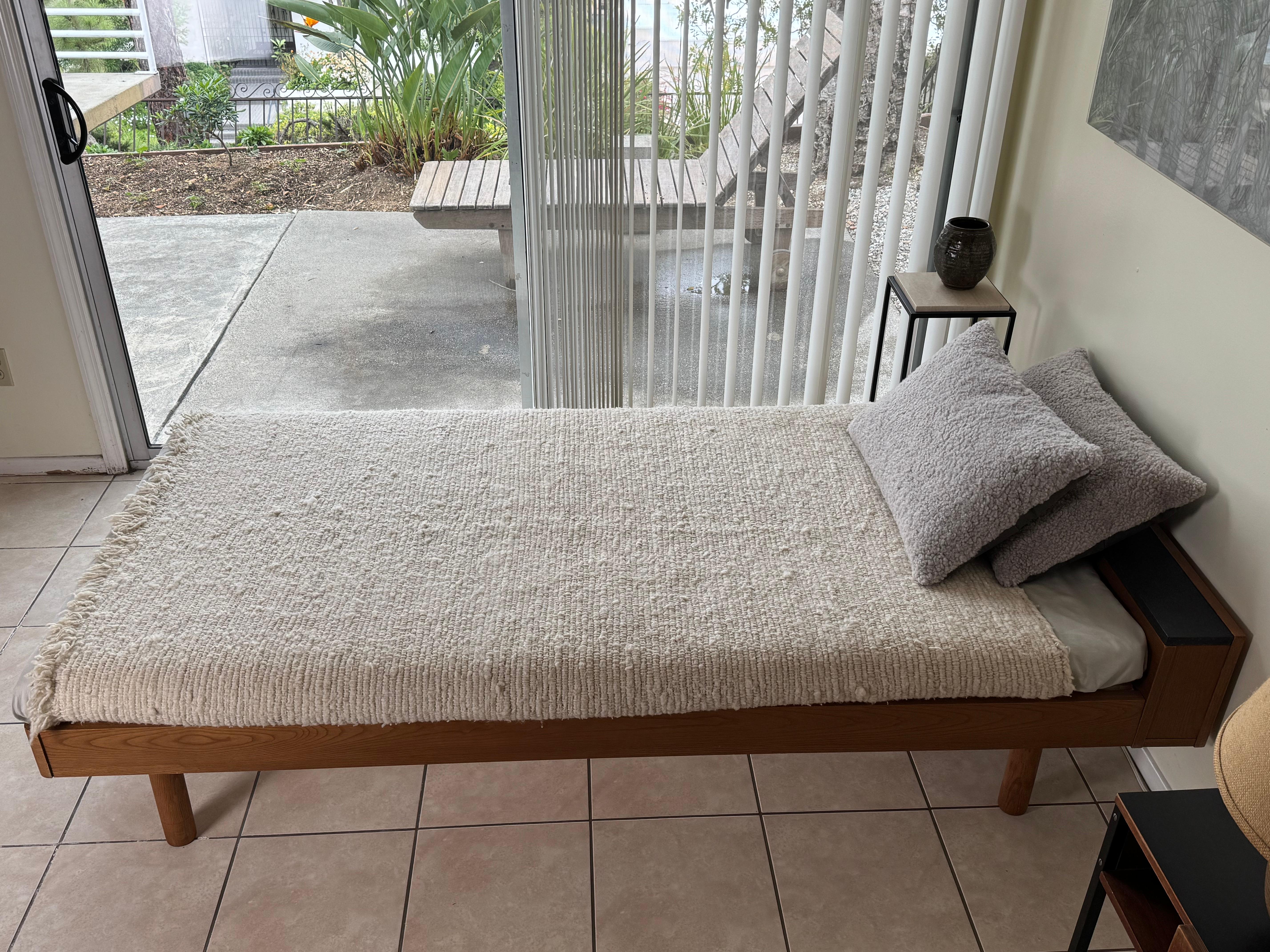 XX secolo Daybed Zen in Oak giapponese con rivestimento in lana intrecciata e cuscini in shearling in vendita