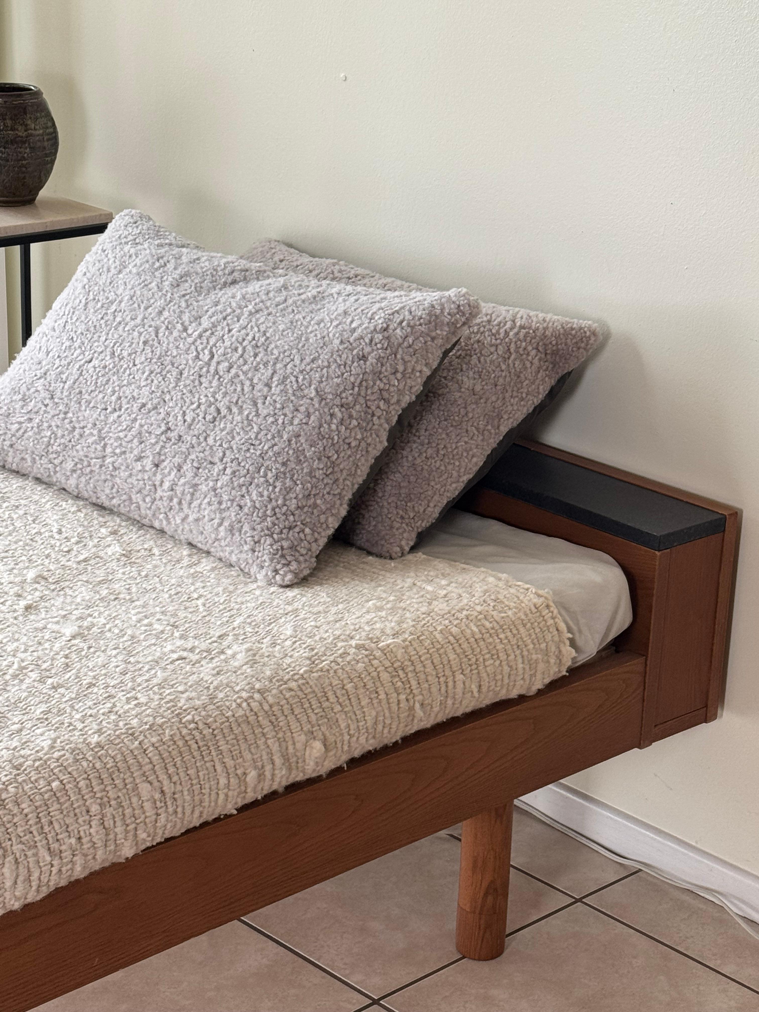 Pellame Daybed Zen in Oak giapponese con rivestimento in lana intrecciata e cuscini in shearling in vendita